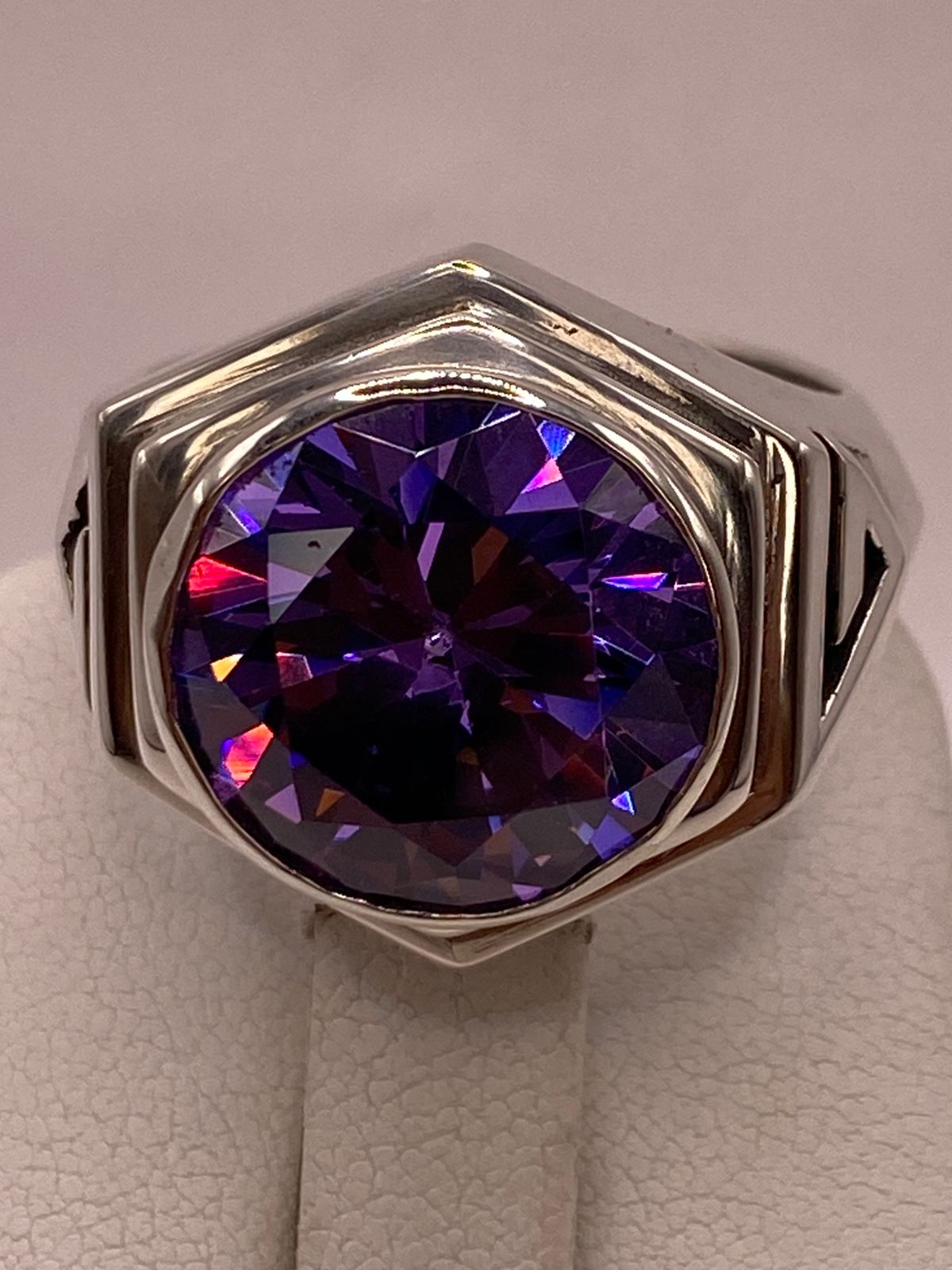 Anillo Artesanal de Plata con Piedra Tornasol en Relieve