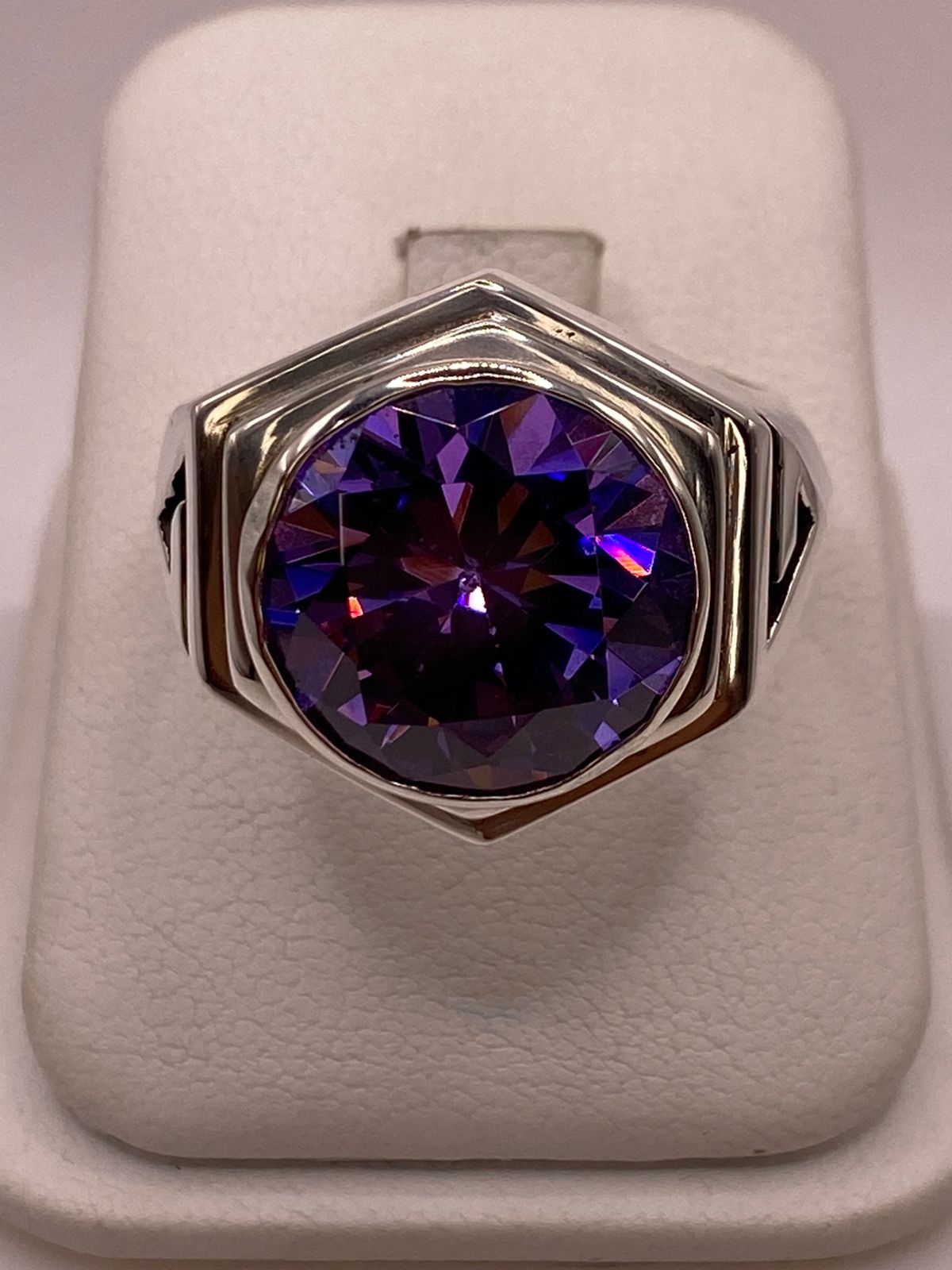 Anillo Artesanal de Plata con Piedra Tornasol en Relieve