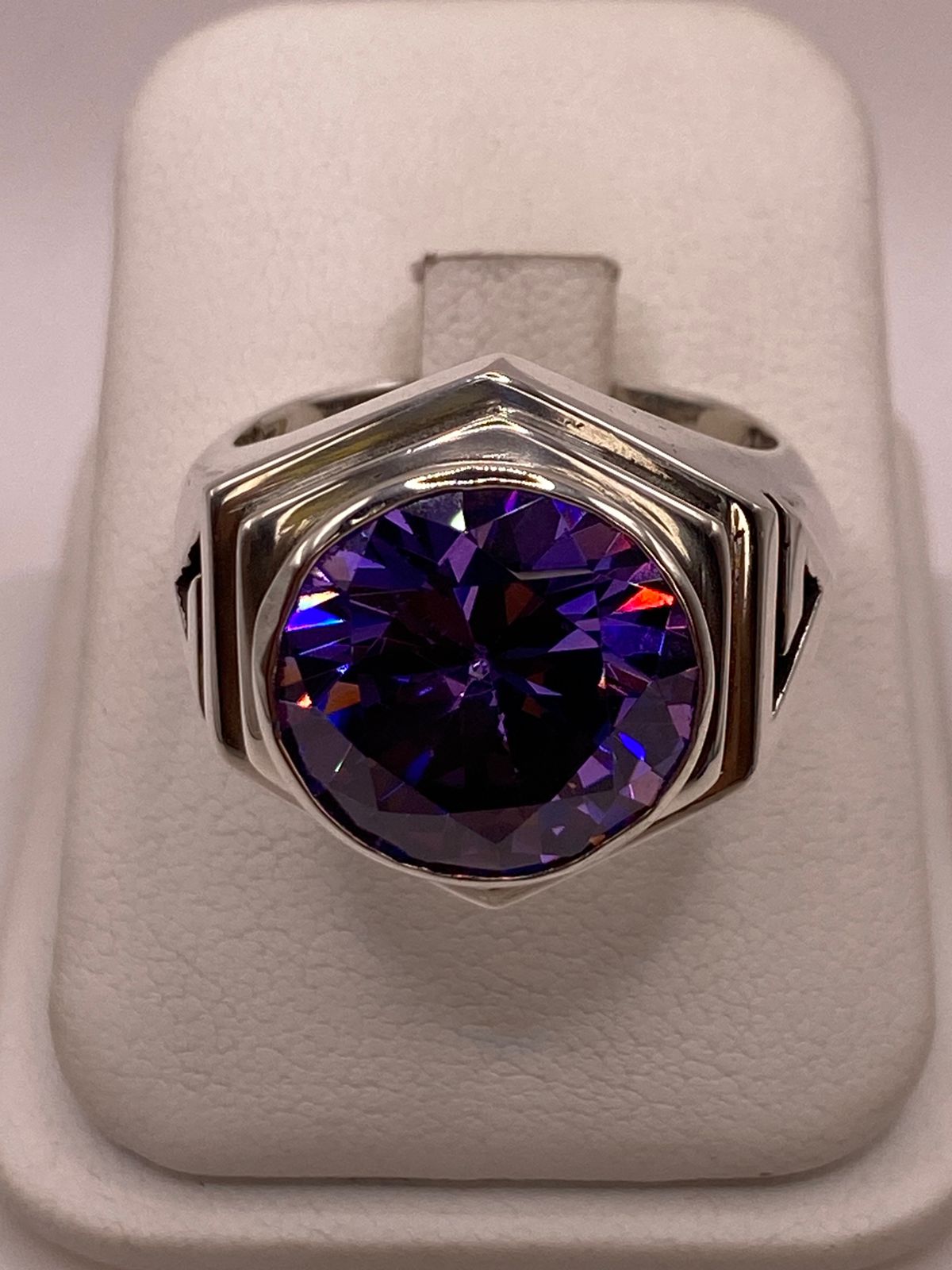 Anillo Artesanal de Plata con Piedra Tornasol en Relieve