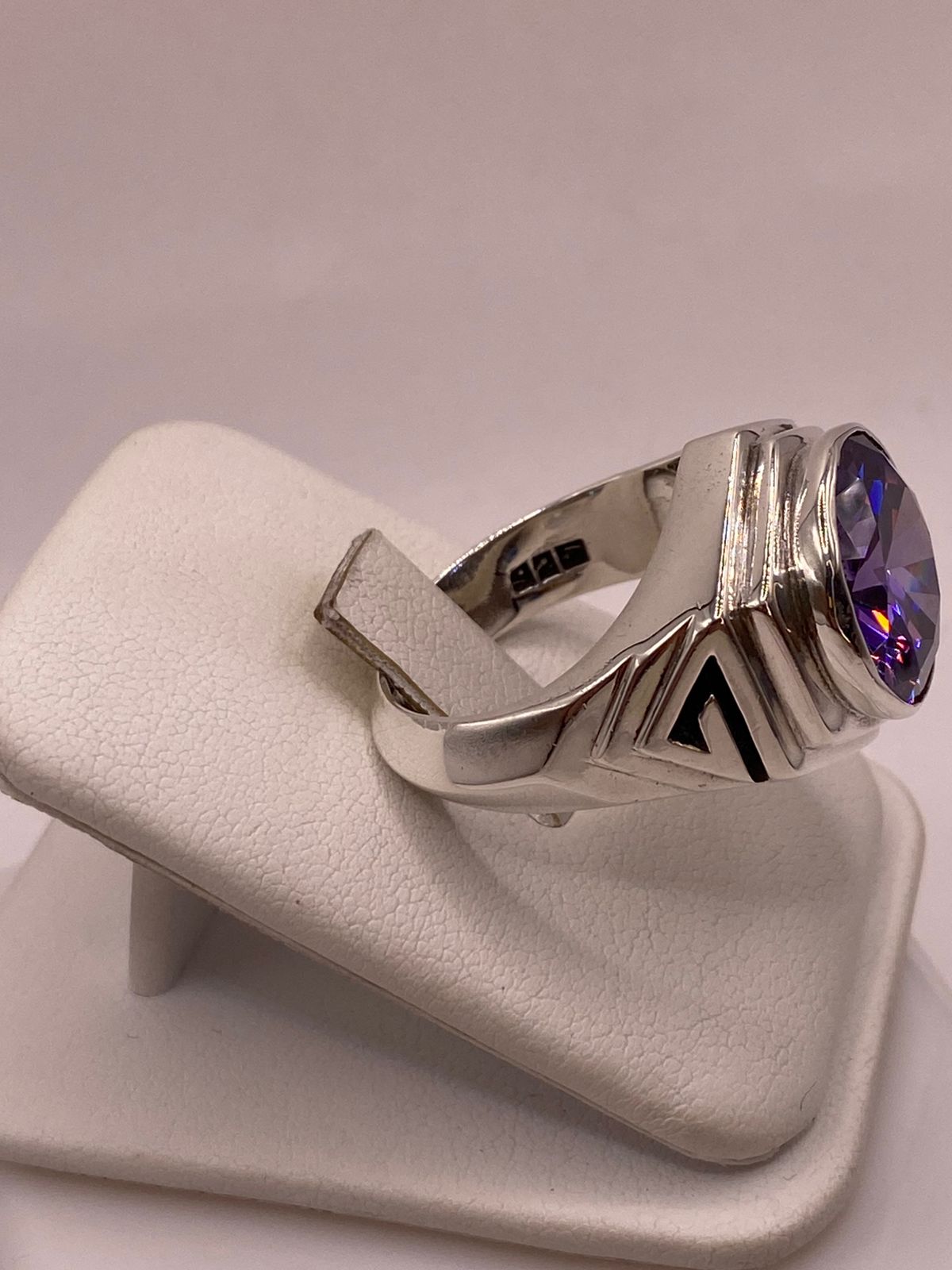 Anillo Artesanal de Plata con Piedra Tornasol en Relieve