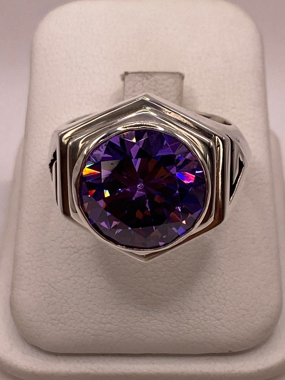 Anillo Artesanal de Plata con Piedra Tornasol en Relieve