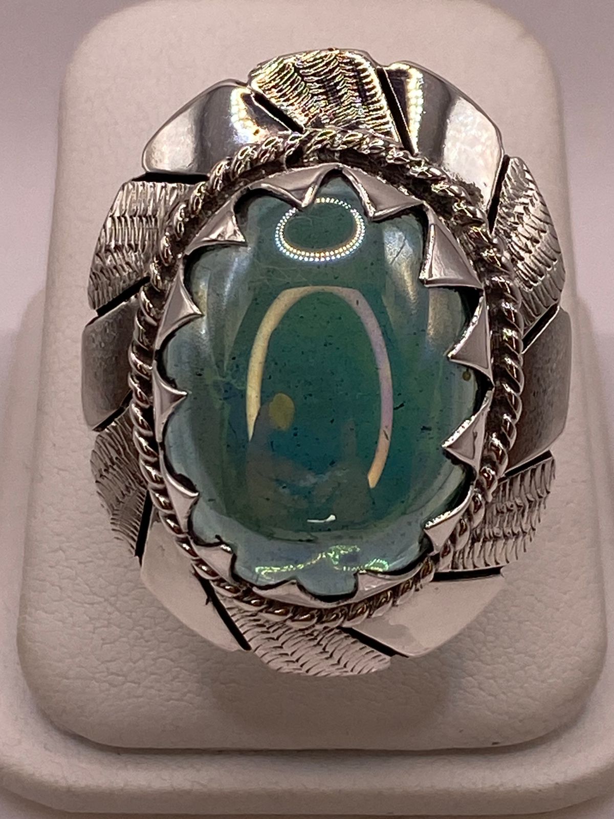 Anillo Artesanal de Plata con Piedra Verde Pulida en Relieve