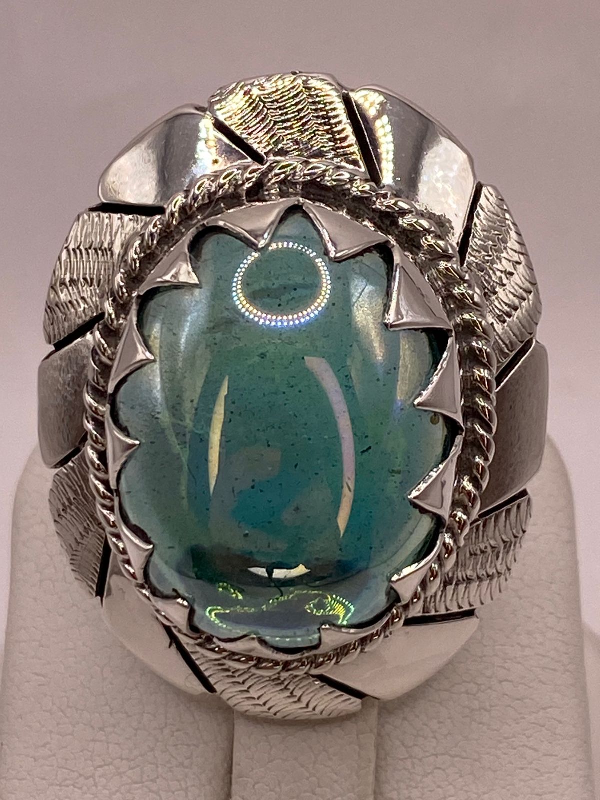 Anillo Artesanal de Plata con Piedra Verde Pulida en Relieve