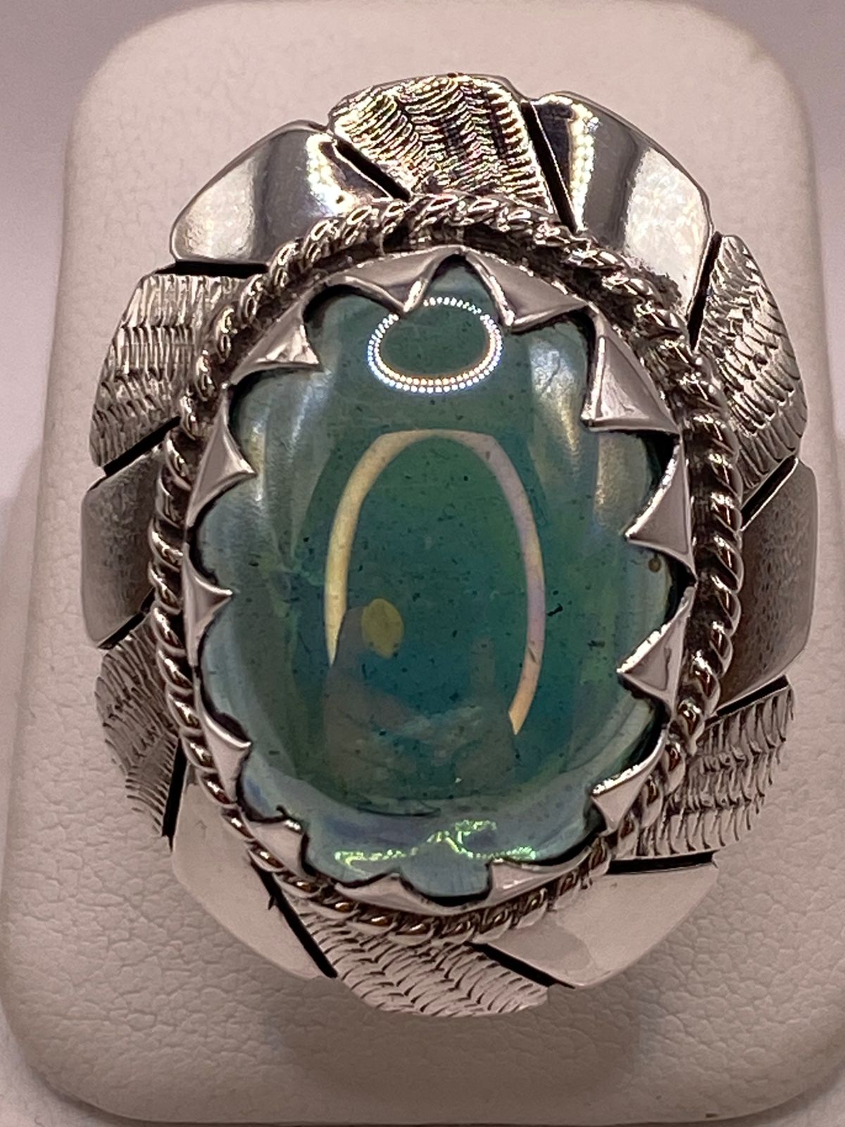 Anillo Artesanal de Plata con Piedra Verde Pulida en Relieve