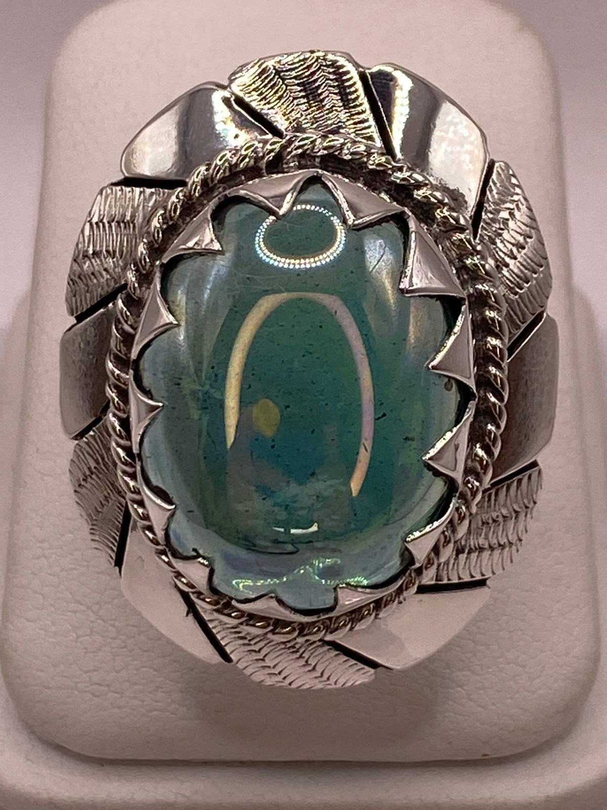 Anillo Artesanal de Plata con Piedra Verde Pulida en Relieve