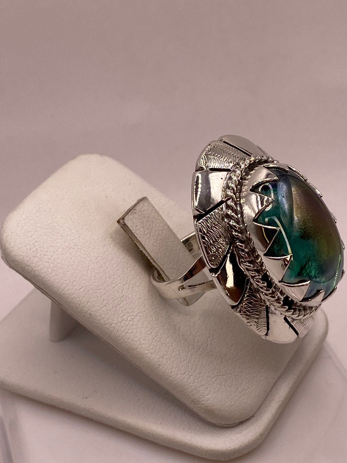 Anillo Artesanal de Plata con Piedra Verde Pulida en Relieve