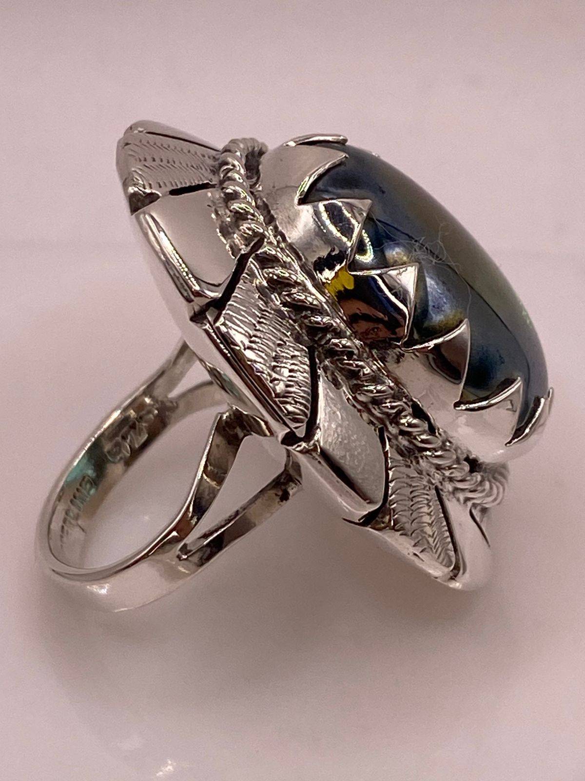 Anillo Artesanal de Plata con Piedra Verde Pulida en Relieve