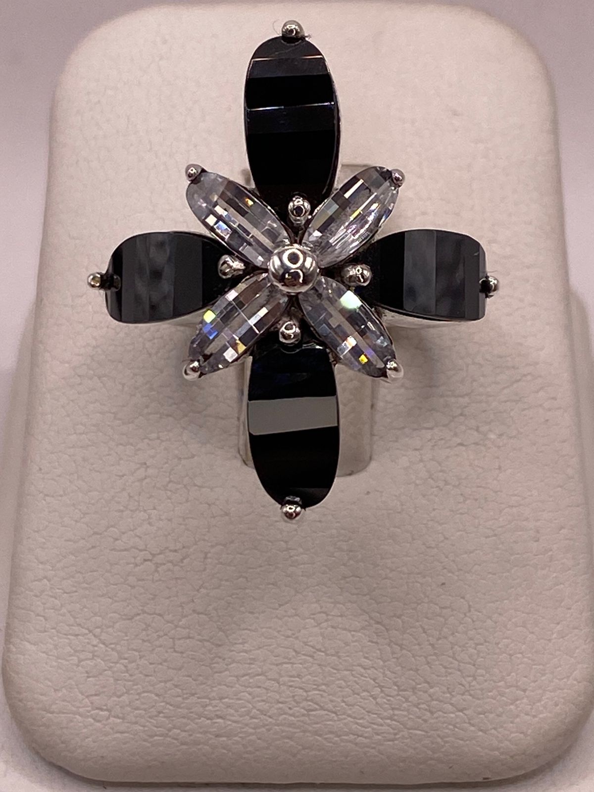 Vanillo Artesanal de Plata con Piedras Facetadas en Diseño Floral