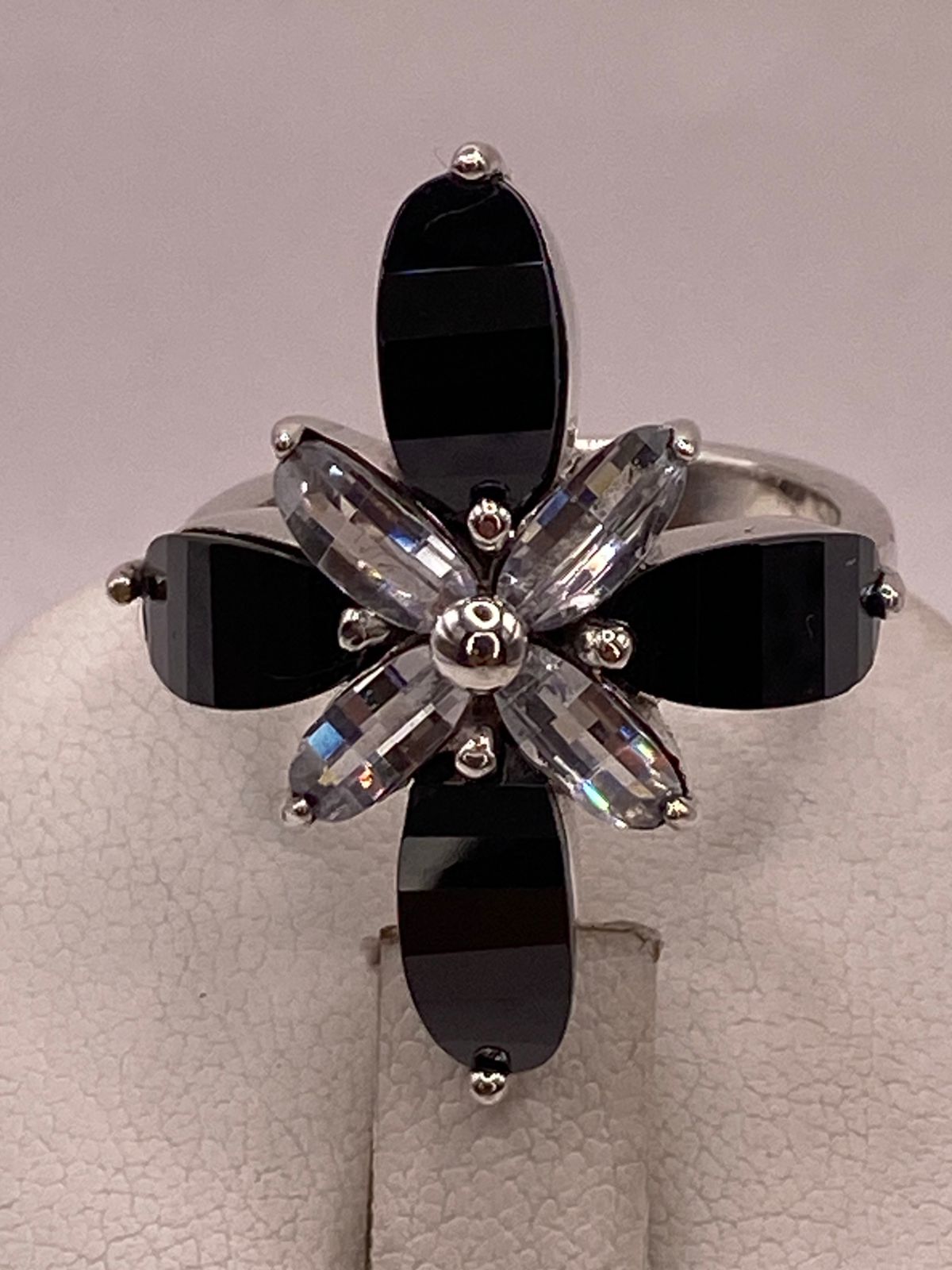 Vanillo Artesanal de Plata con Piedras Facetadas en Diseño Floral