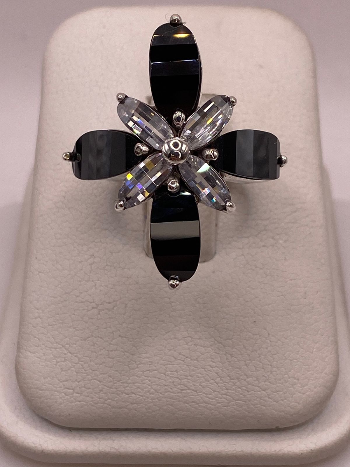 Vanillo Artesanal de Plata con Piedras Facetadas en Diseño Floral