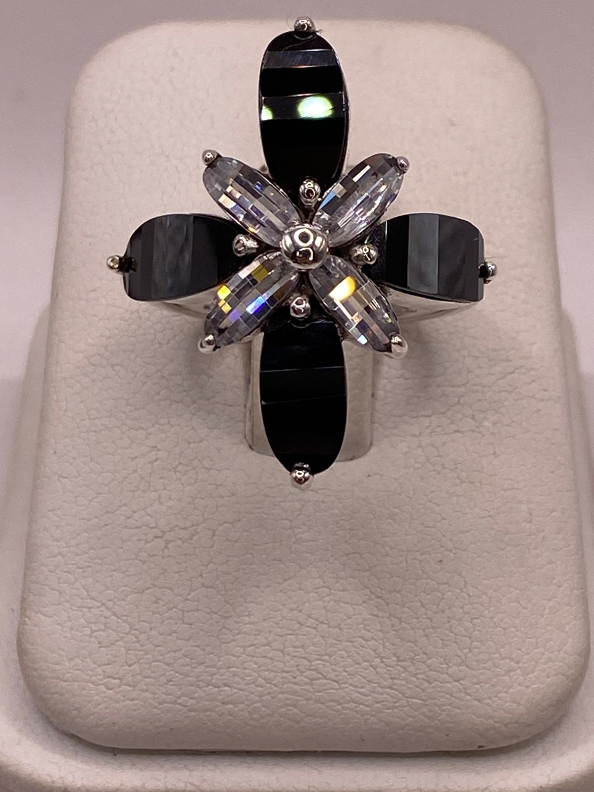 Vanillo Artesanal de Plata con Piedras Facetadas en Diseño Floral