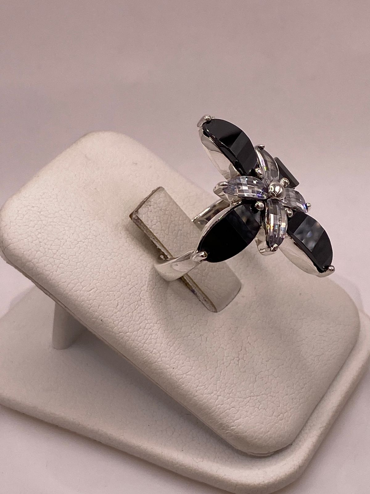 Vanillo Artesanal de Plata con Piedras Facetadas en Diseño Floral