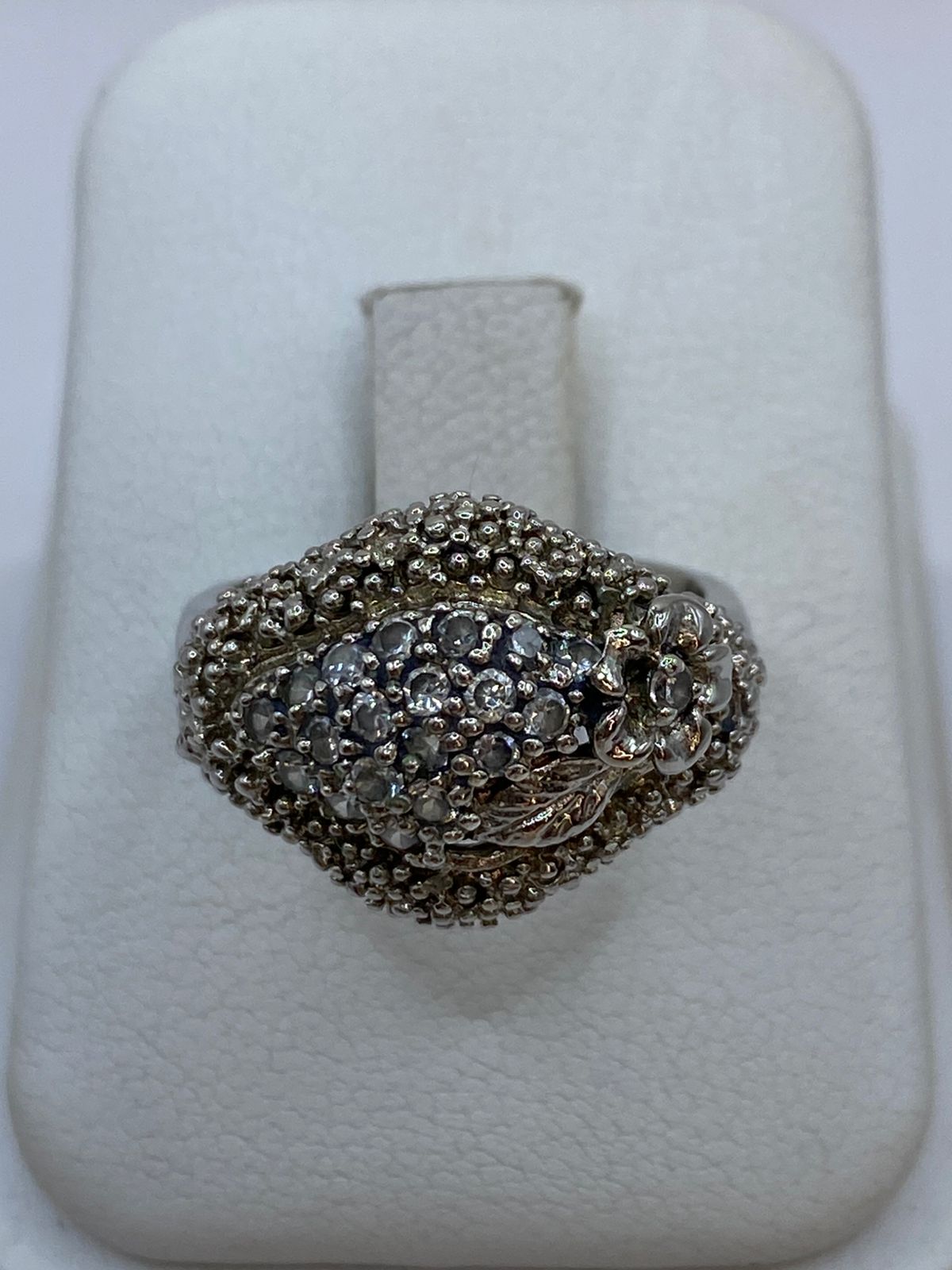 Anillo Artesanal Vintage con Cristales Brillantes en Plata 925, vista de detalle