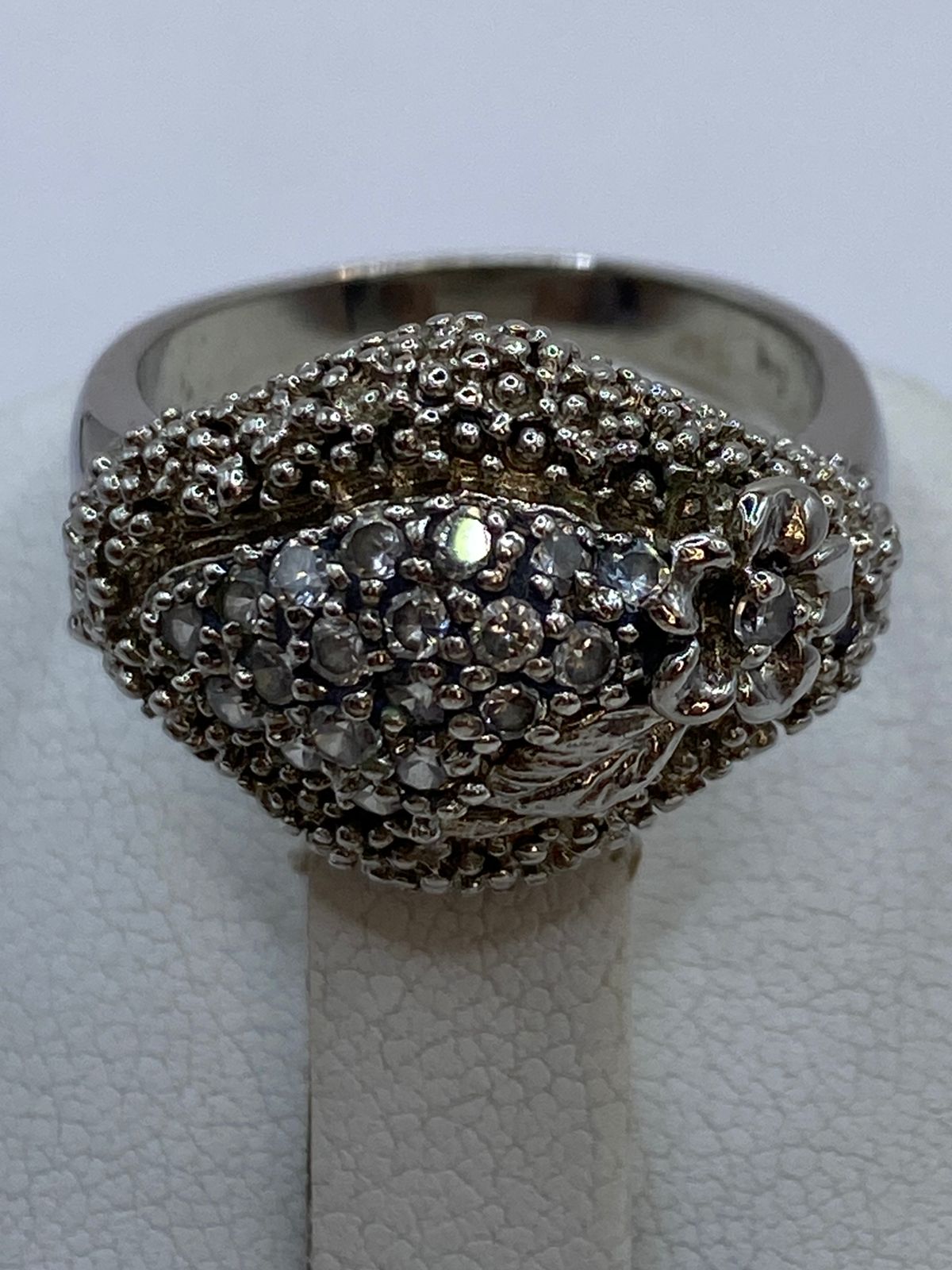 Anillo Artesanal Vintage con Cristales Brillantes en Plata 925, vista frontal