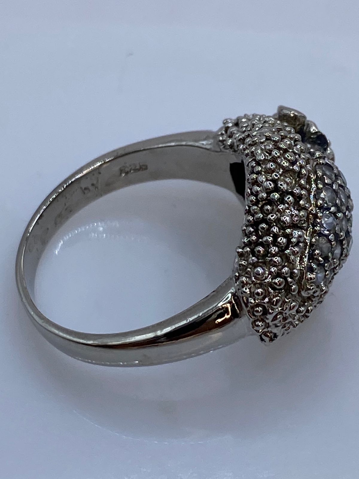 Anillo Artesanal Vintage con Cristales Brillantes en Plata 925, sello de autenticidad Plata Ley .925
