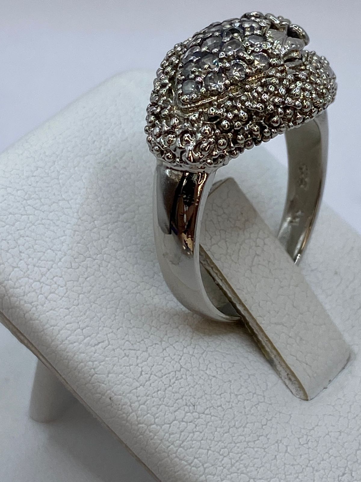 Anillo Artesanal Vintage con Cristales Brillantes en Plata 925, vista superior