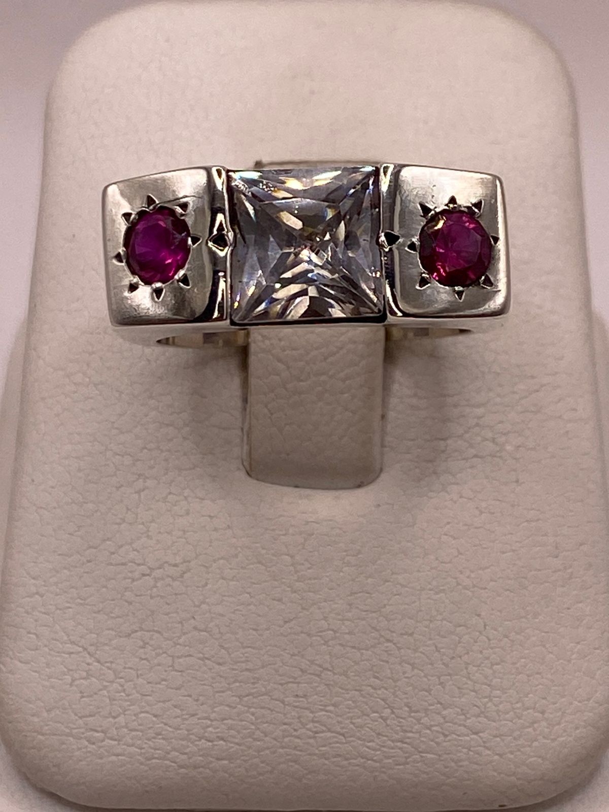 Anillo Artesanal con Zirconia Blanca y Fucsia en Plata Ley .925