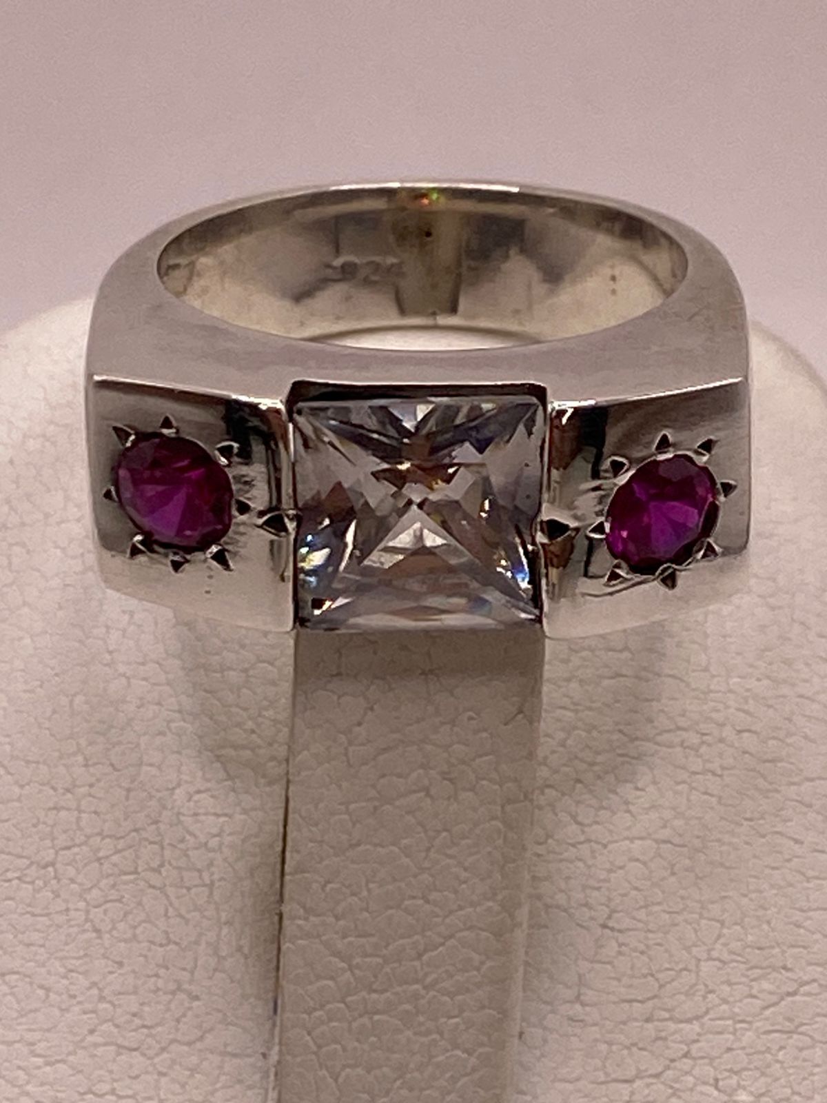 Anillo Artesanal con Zirconia Blanca y Fucsia en Plata Ley .925