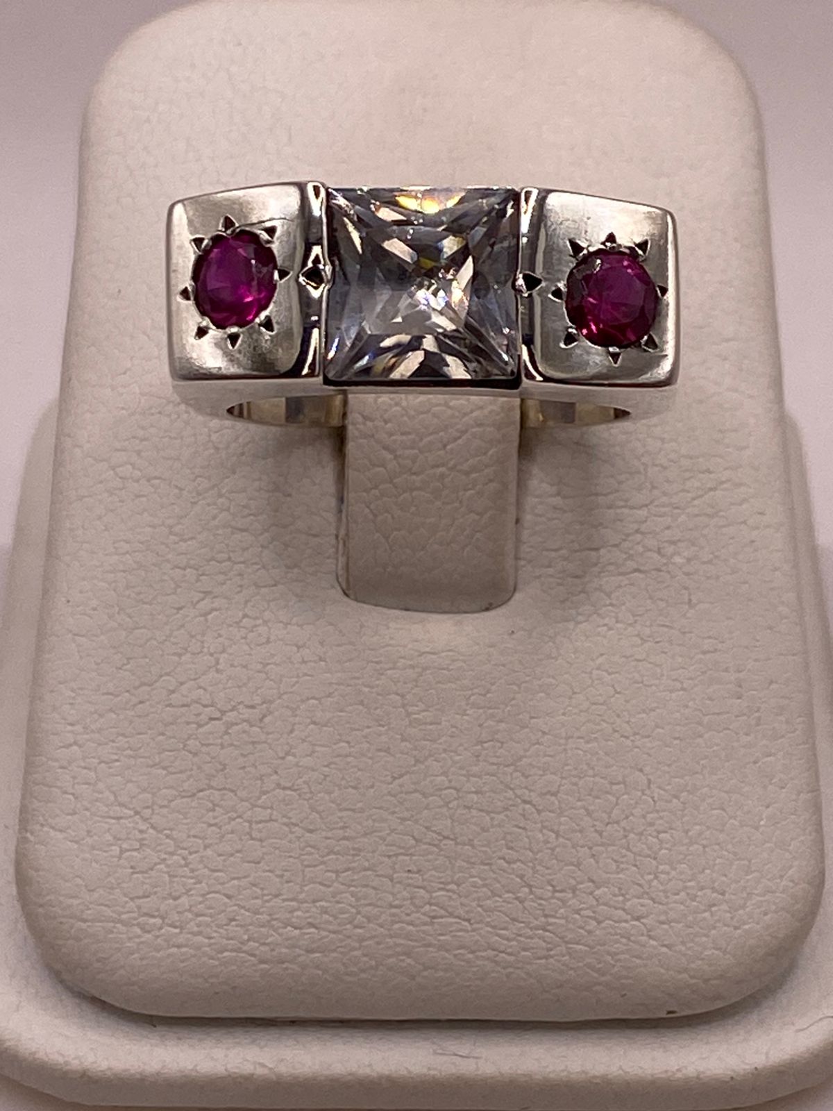 Anillo Artesanal con Zirconia Blanca y Fucsia en Plata Ley .925