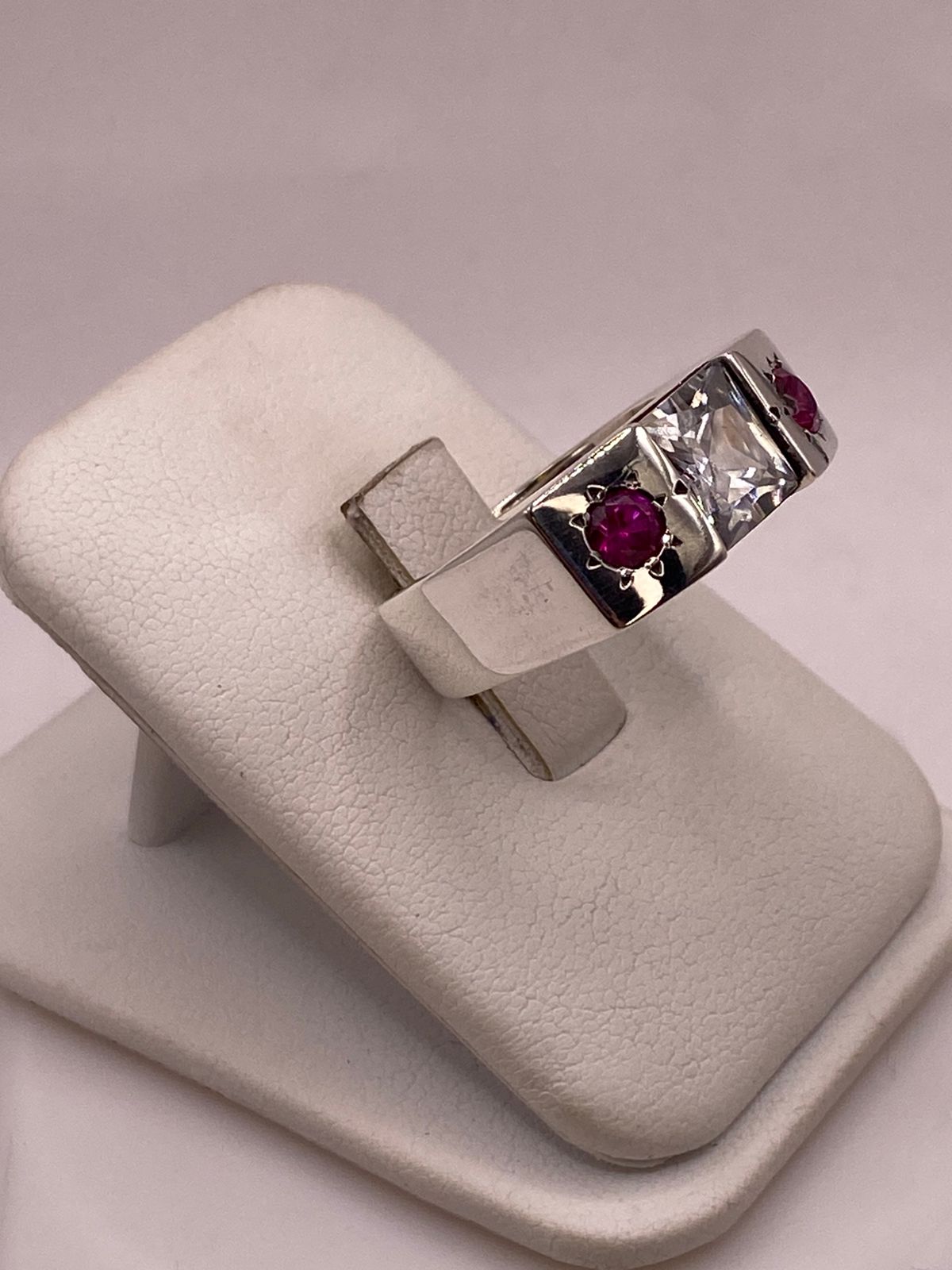 Anillo Artesanal con Zirconia Blanca y Fucsia en Plata Ley .925