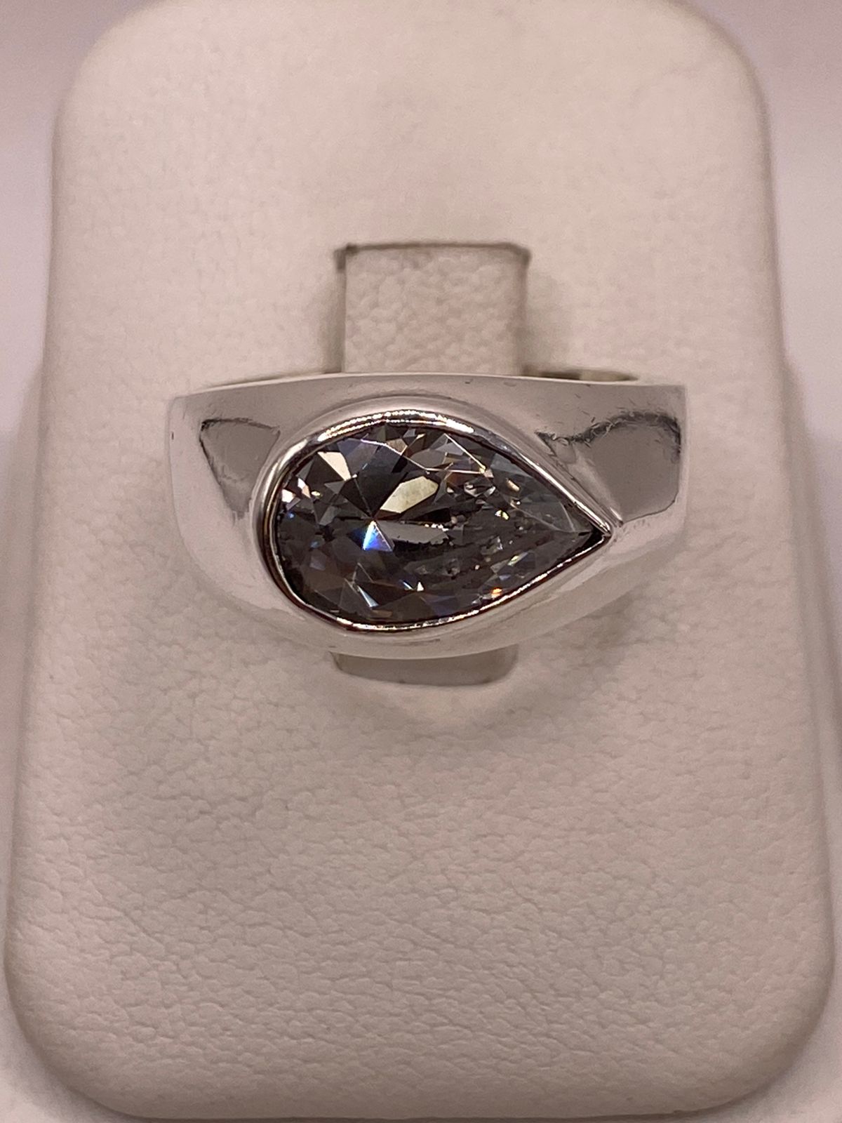ANILLO ARTESANAL CON  ZIRCONIA BLANCA EN PLATA LEY .925