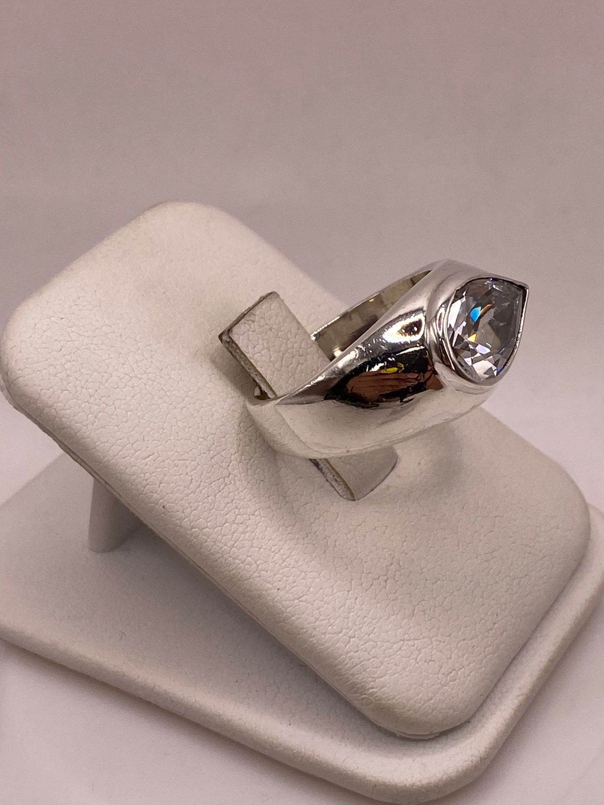 ANILLO ARTESANAL CON  ZIRCONIA BLANCA EN PLATA LEY .925