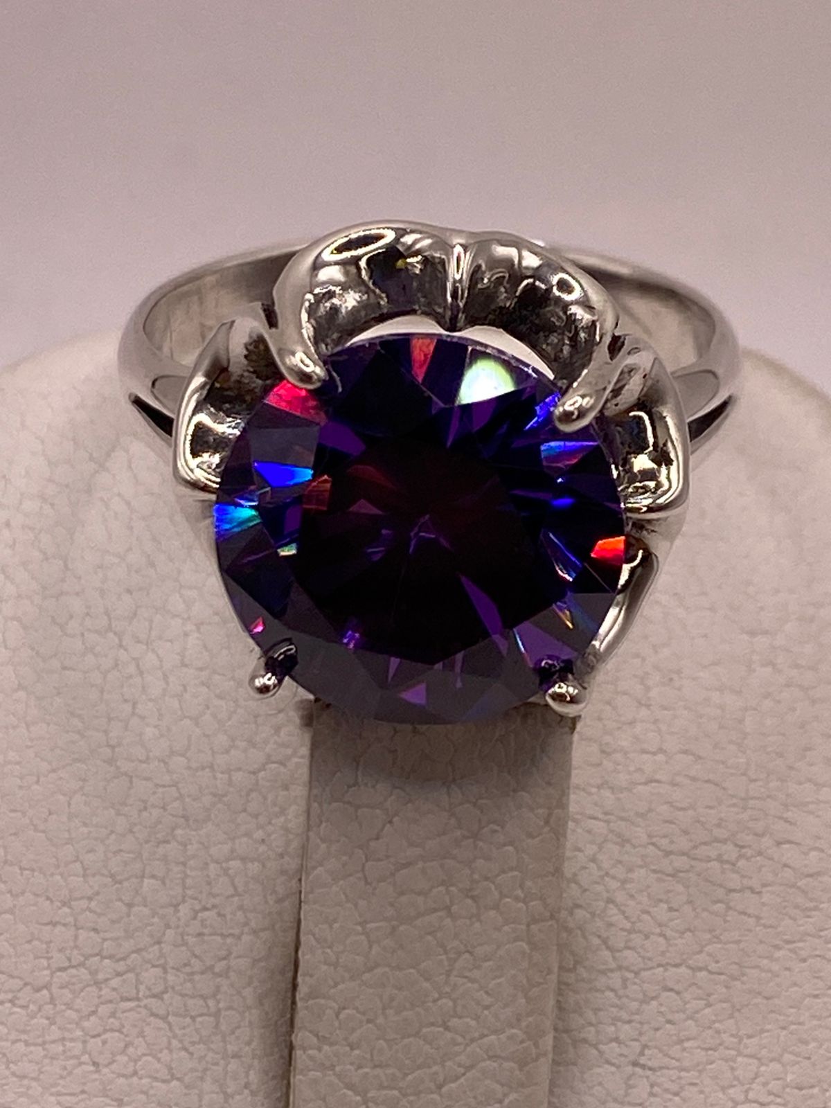 Anillo Artesanal con Zirconia Morada en Plata Ley .925