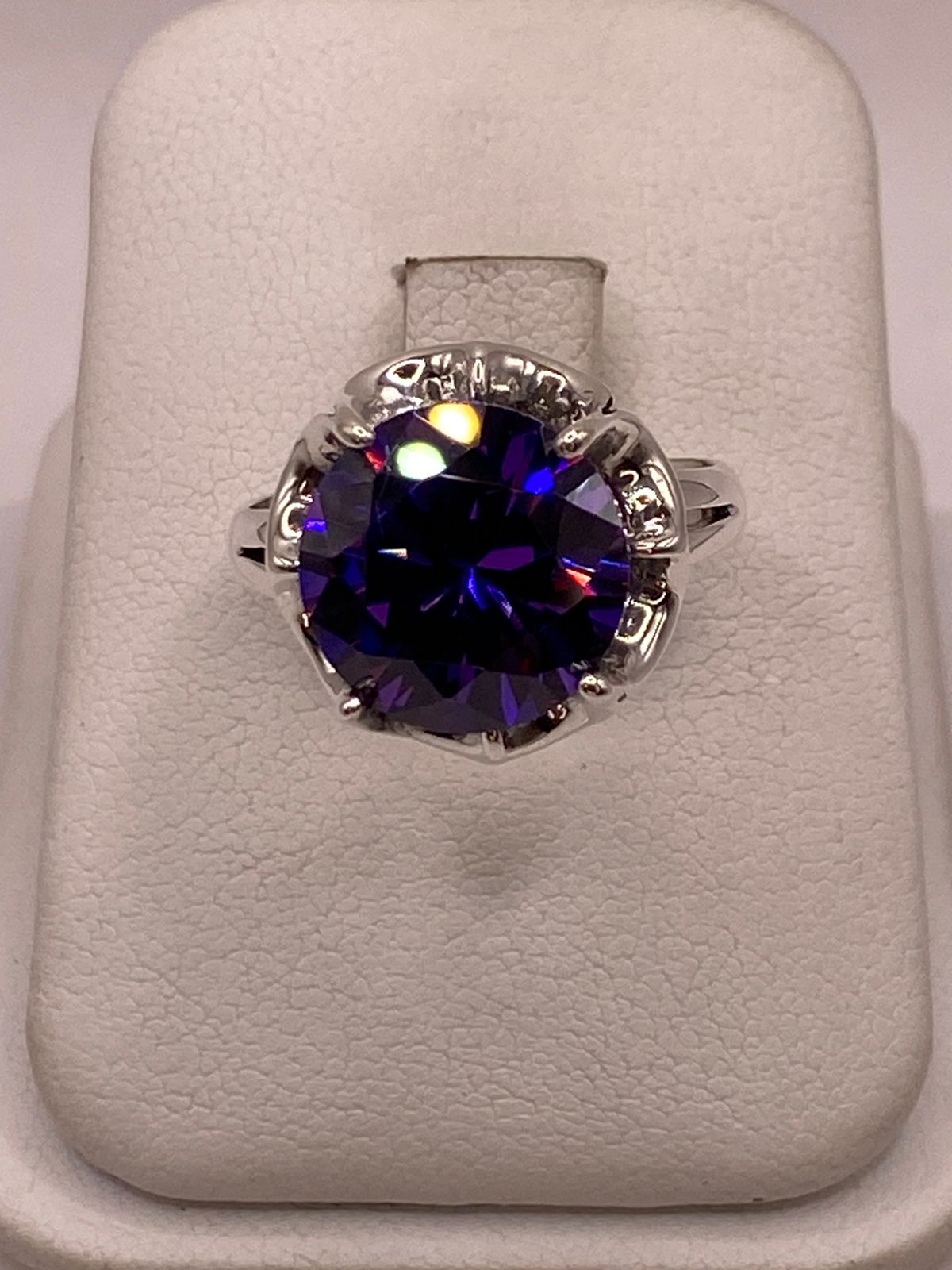 Anillo Artesanal con Zirconia Morada en Plata Ley .925