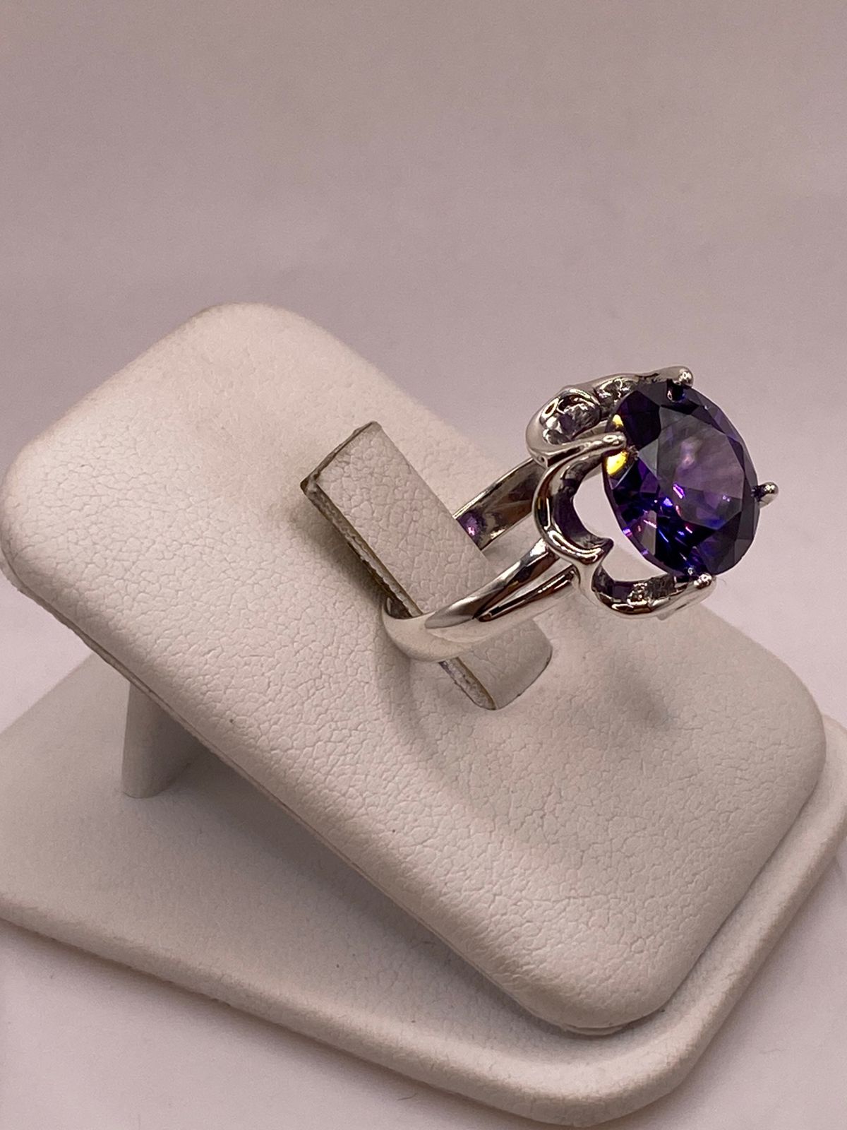 Anillo Artesanal con Zirconia Morada en Plata Ley .925