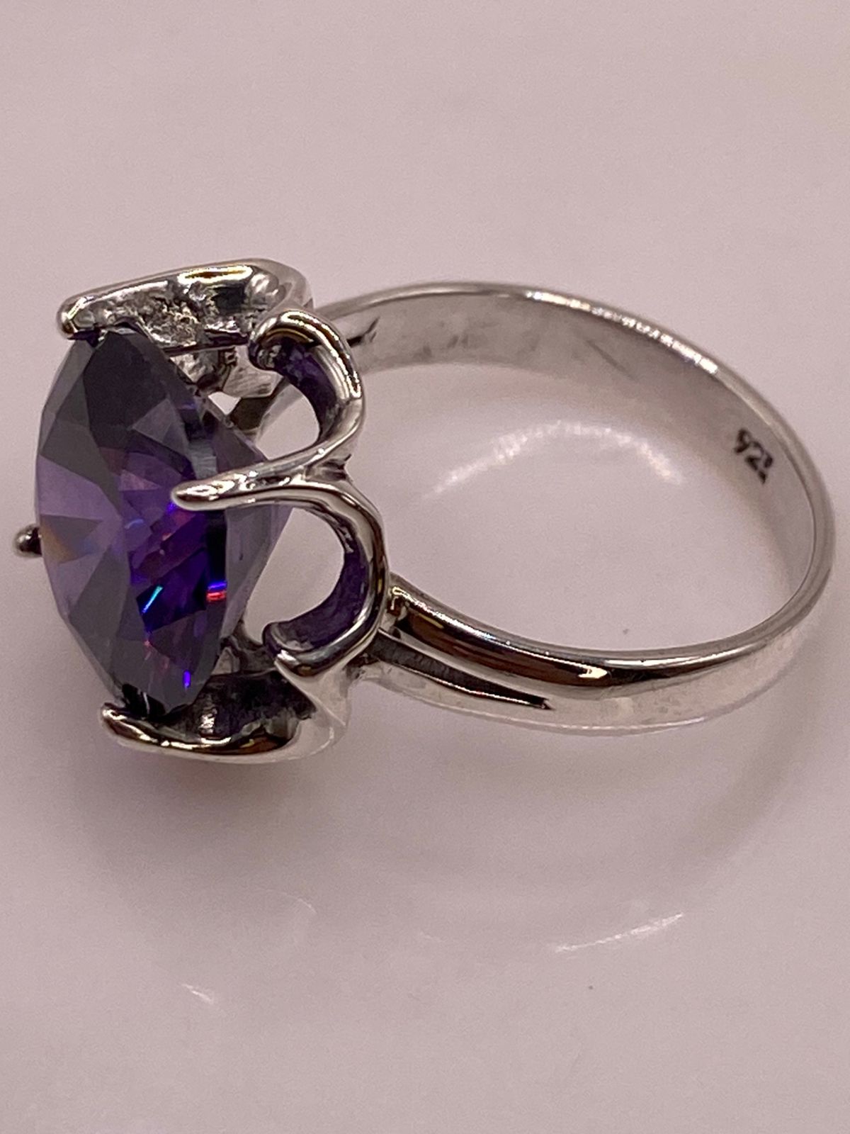 Anillo Artesanal con Zirconia Morada en Plata Ley .925
