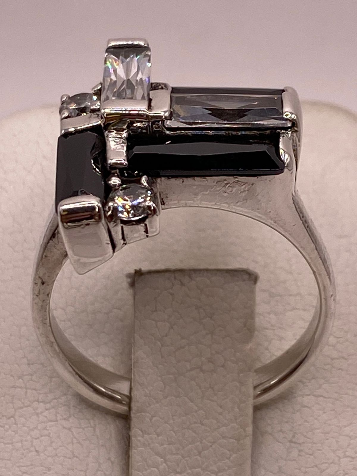 ANILLO ARTESANAL CON  ZIRCONIA NEGRA Y BLANCA EN PLATA LEY .925