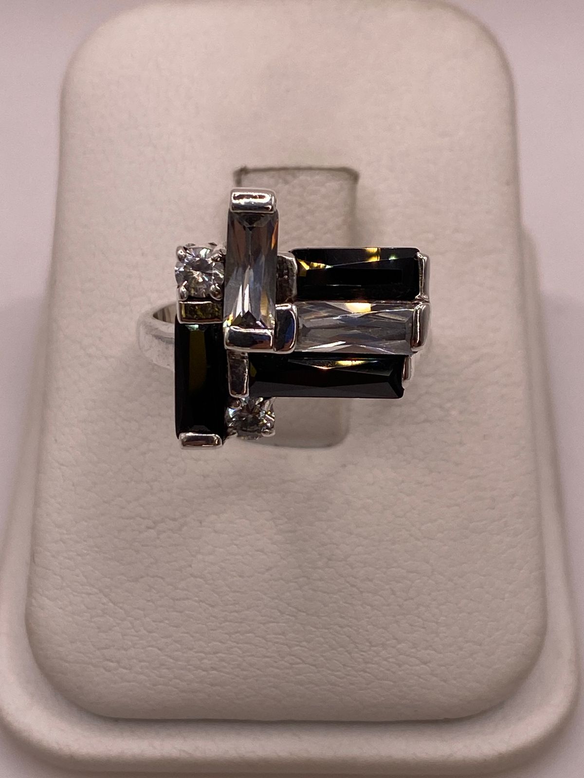 ANILLO ARTESANAL CON  ZIRCONIA NEGRA Y BLANCA EN PLATA LEY .925