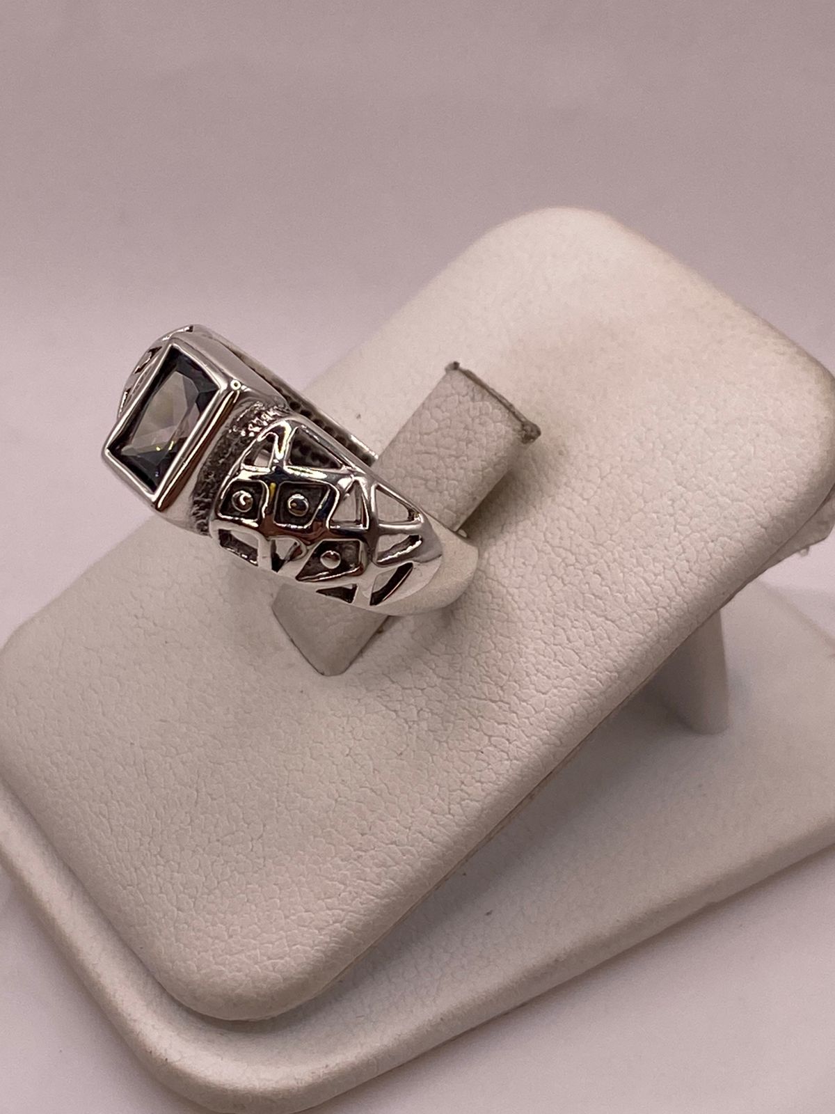 Anillo Artesanal con Zirconia Tornasol en Plata Ley .925