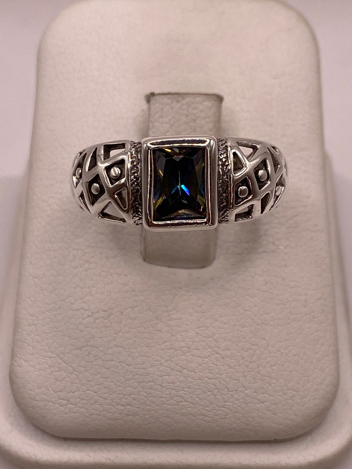 Anillo Artesanal con Zirconia Tornasol en Plata Ley .925