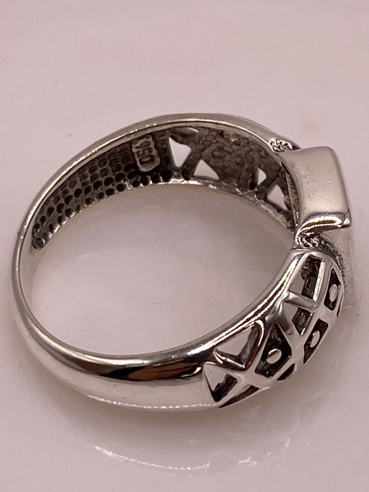 Anillo Artesanal con Zirconia Tornasol en Plata Ley .925