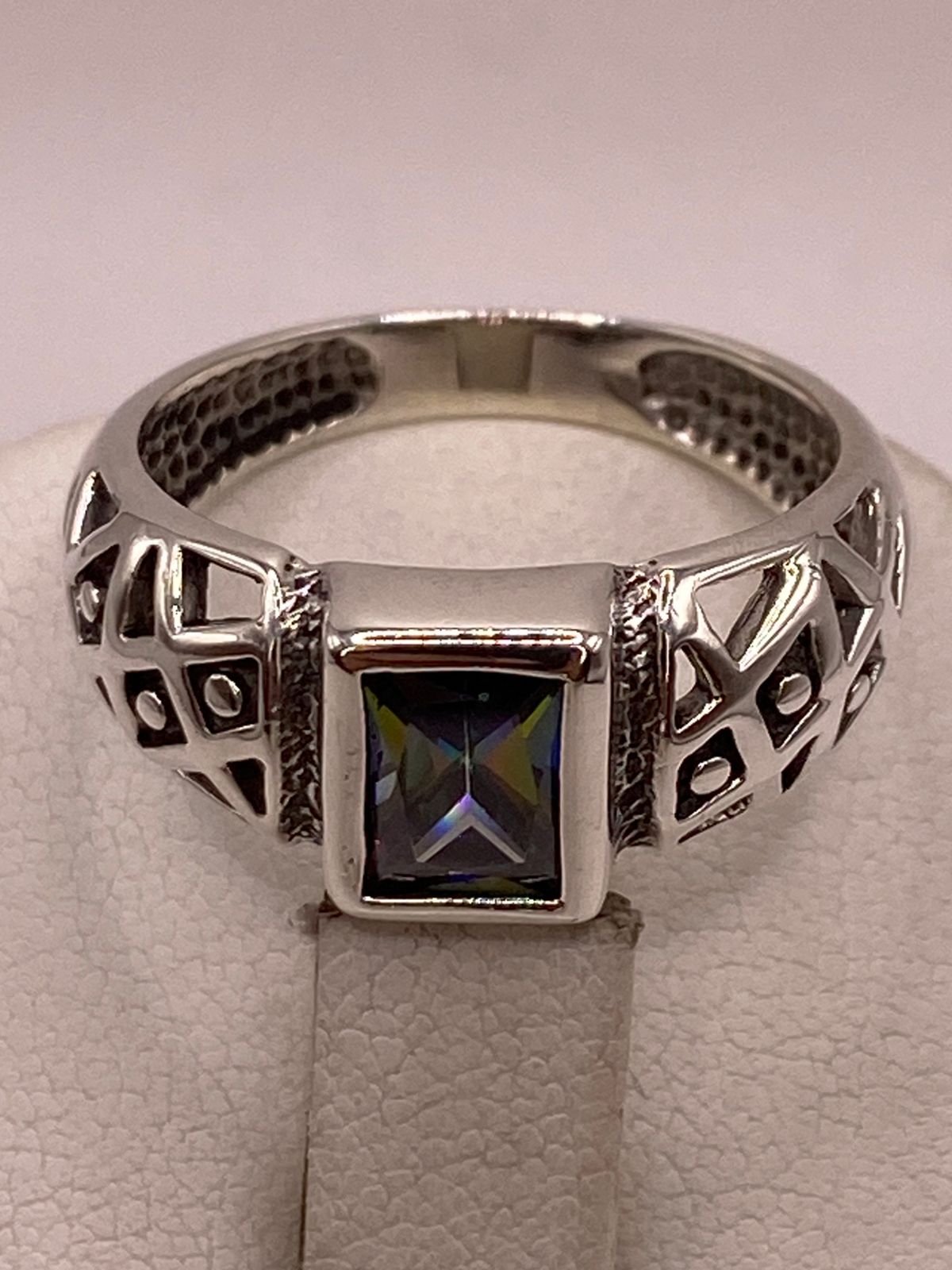 Anillo Artesanal con Zirconia Tornasol en Plata Ley .925