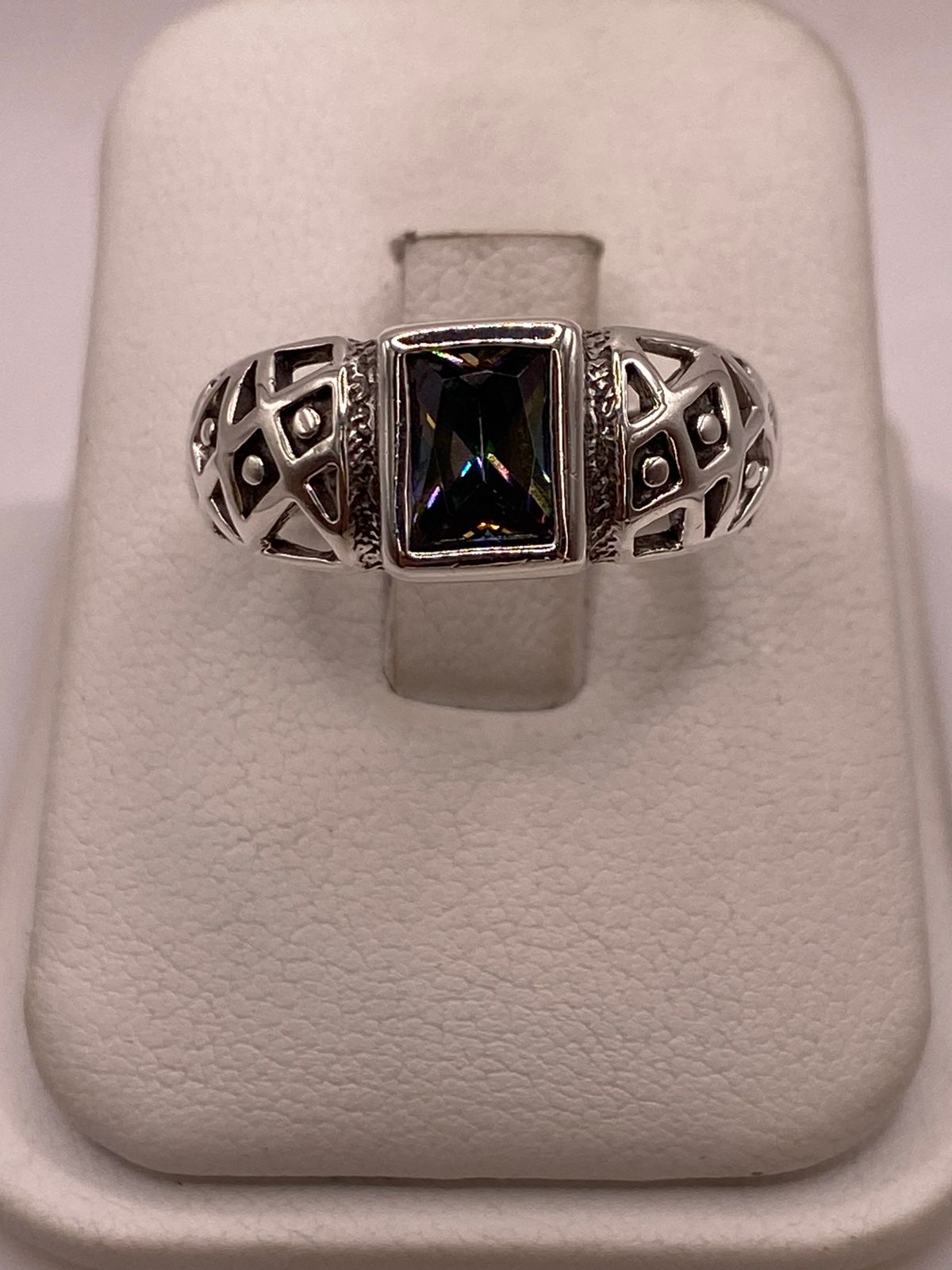 Anillo Artesanal con Zirconia Tornasol en Plata Ley .925