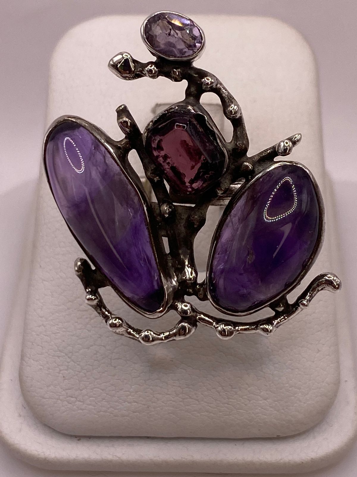 Anillo Artístico de Plata Ley 925 con Amatistas y Zirconias Moradas