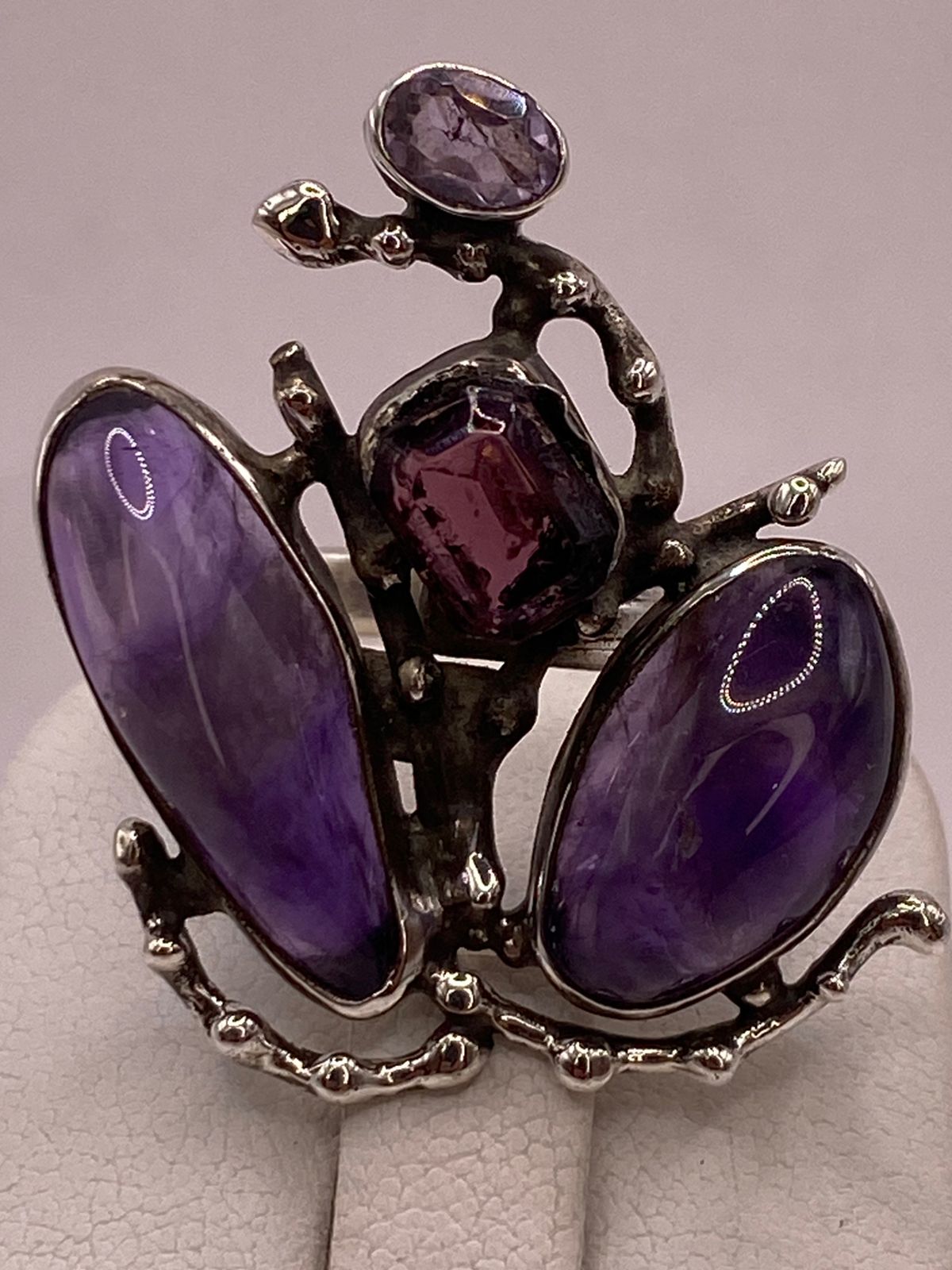 Anillo Artístico de Plata Ley 925 con Amatistas y Zirconias Moradas