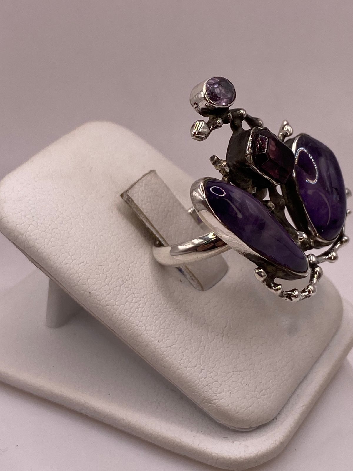 Anillo Artístico de Plata Ley 925 con Amatistas y Zirconias Moradas