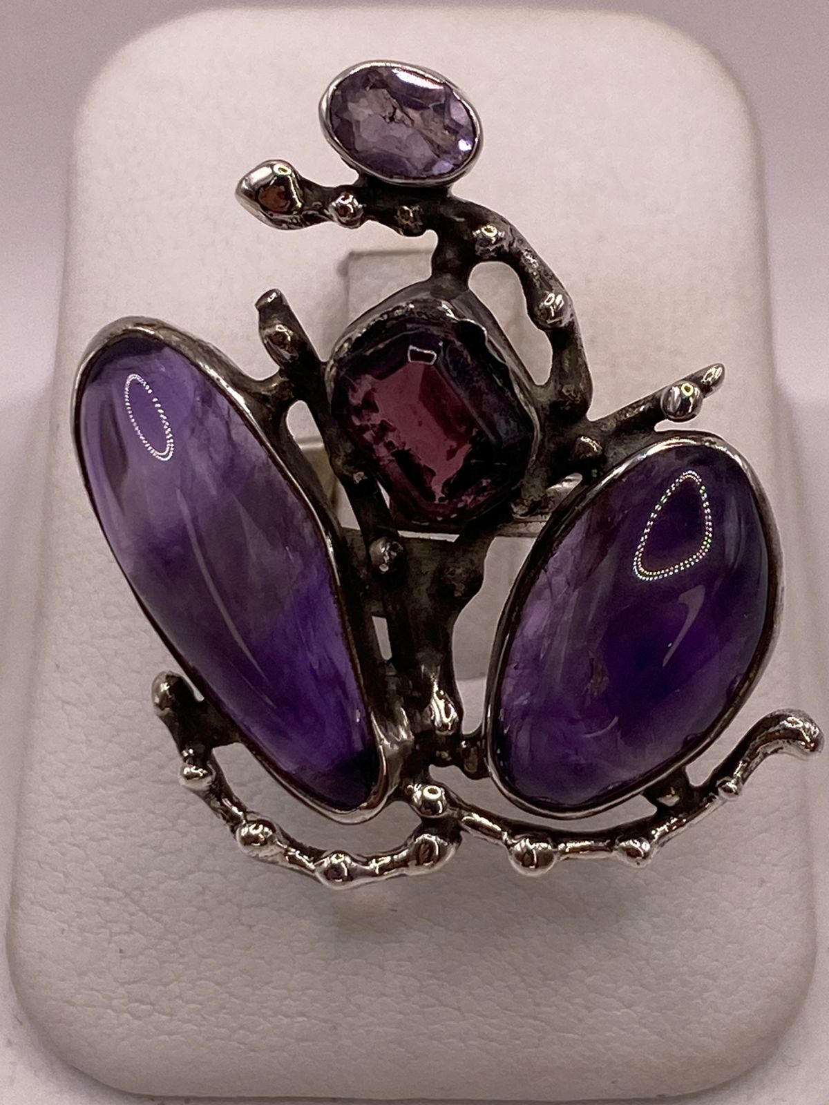Anillo Artístico de Plata Ley 925 con Amatistas y Zirconias Moradas