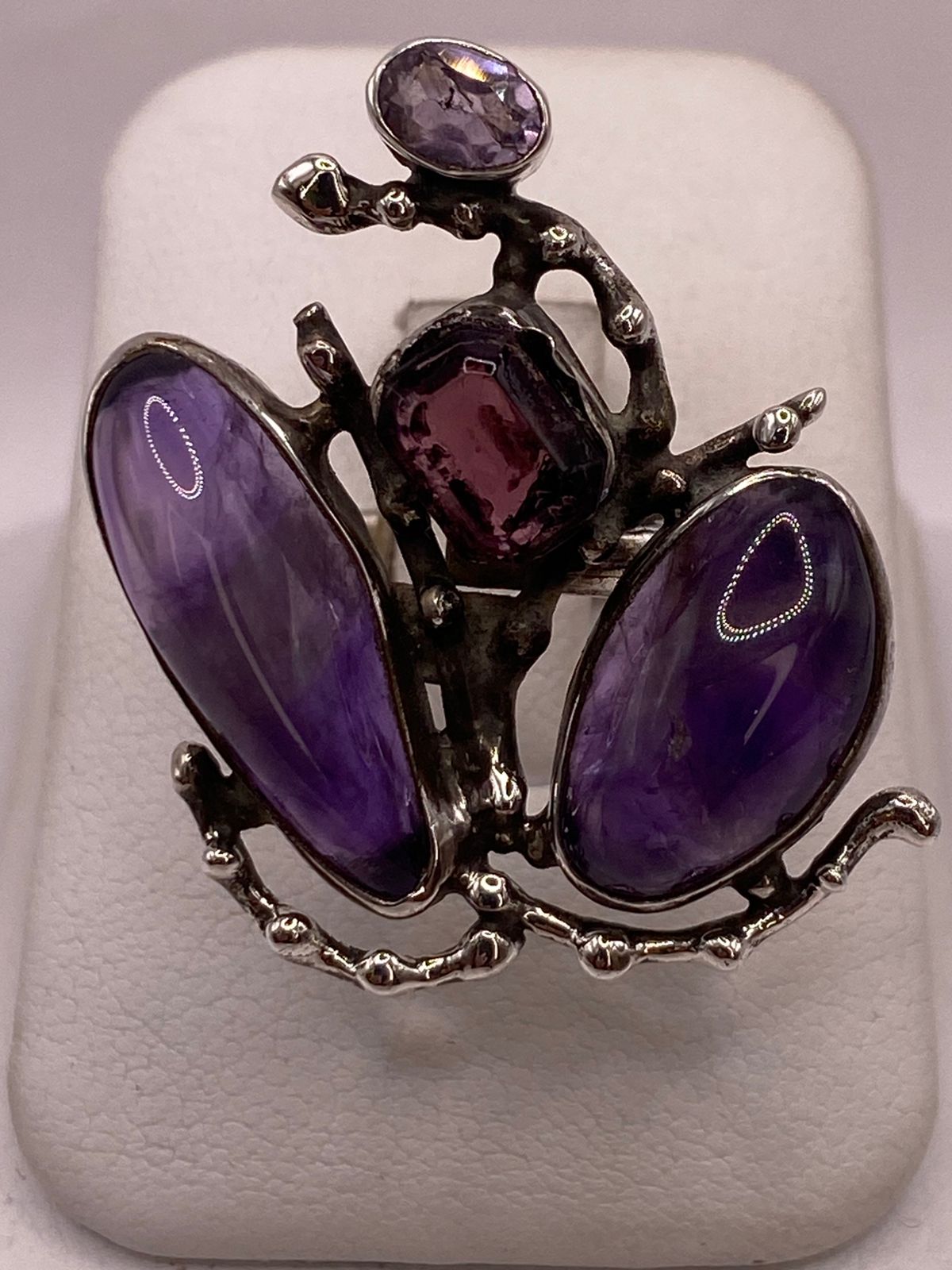 Anillo Artístico de Plata Ley 925 con Amatistas y Zirconias Moradas