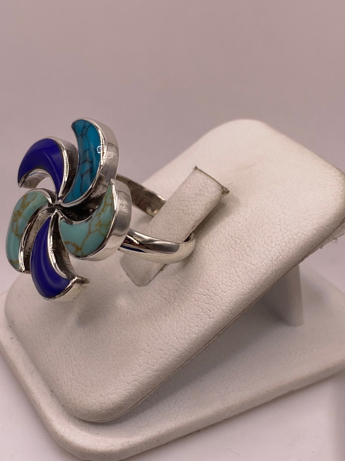 Anillo Artístico de Plata Ley 925 con Incrustaciones Multicolor