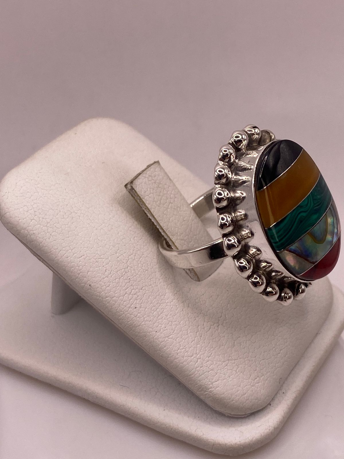 ANILLO ARTÍSTICO DE PLATA LEY 925 CON MOSAICO DE PIEDRAS NATURALES