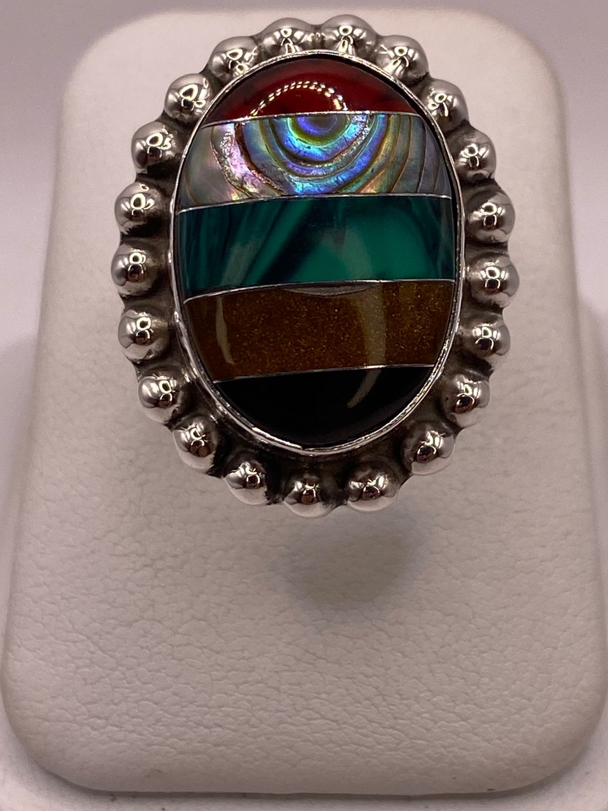 ANILLO ARTÍSTICO DE PLATA LEY 925 CON NÁCAR Y PIEDRAS NATURALES