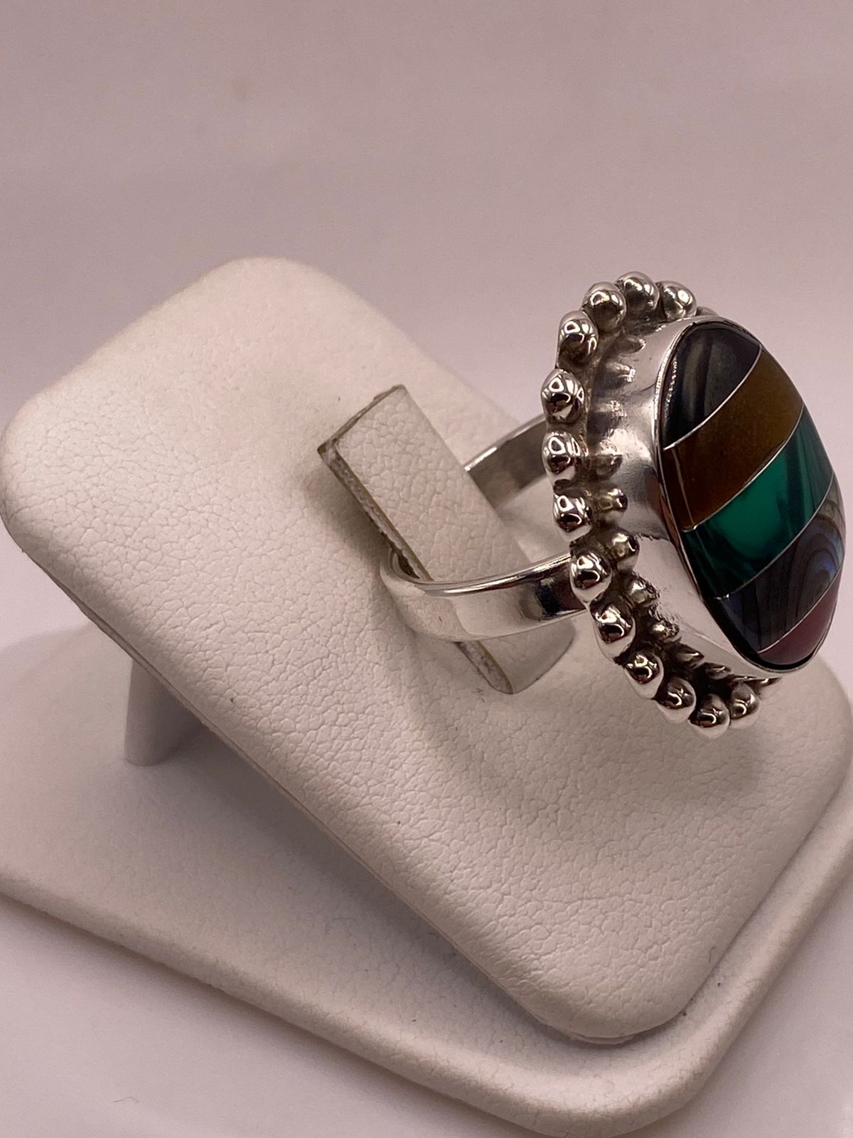 ANILLO ARTÍSTICO DE PLATA LEY 925 CON NÁCAR Y PIEDRAS NATURALES
