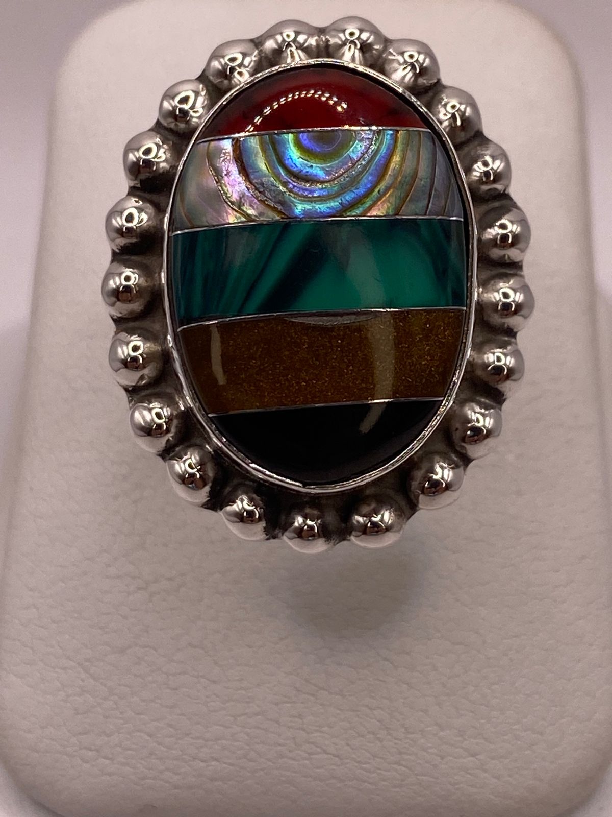 ANILLO ARTÍSTICO DE PLATA LEY 925 CON NÁCAR Y PIEDRAS NATURALES