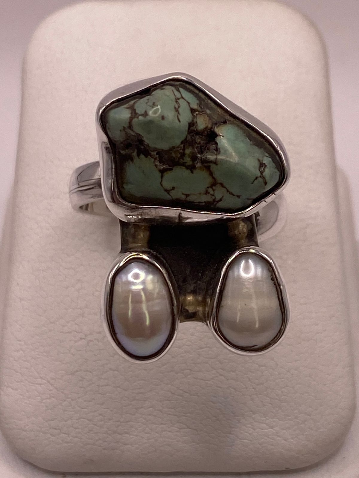 Anillo Artístico de Plata Ley 925 con Turquesa y Perlas