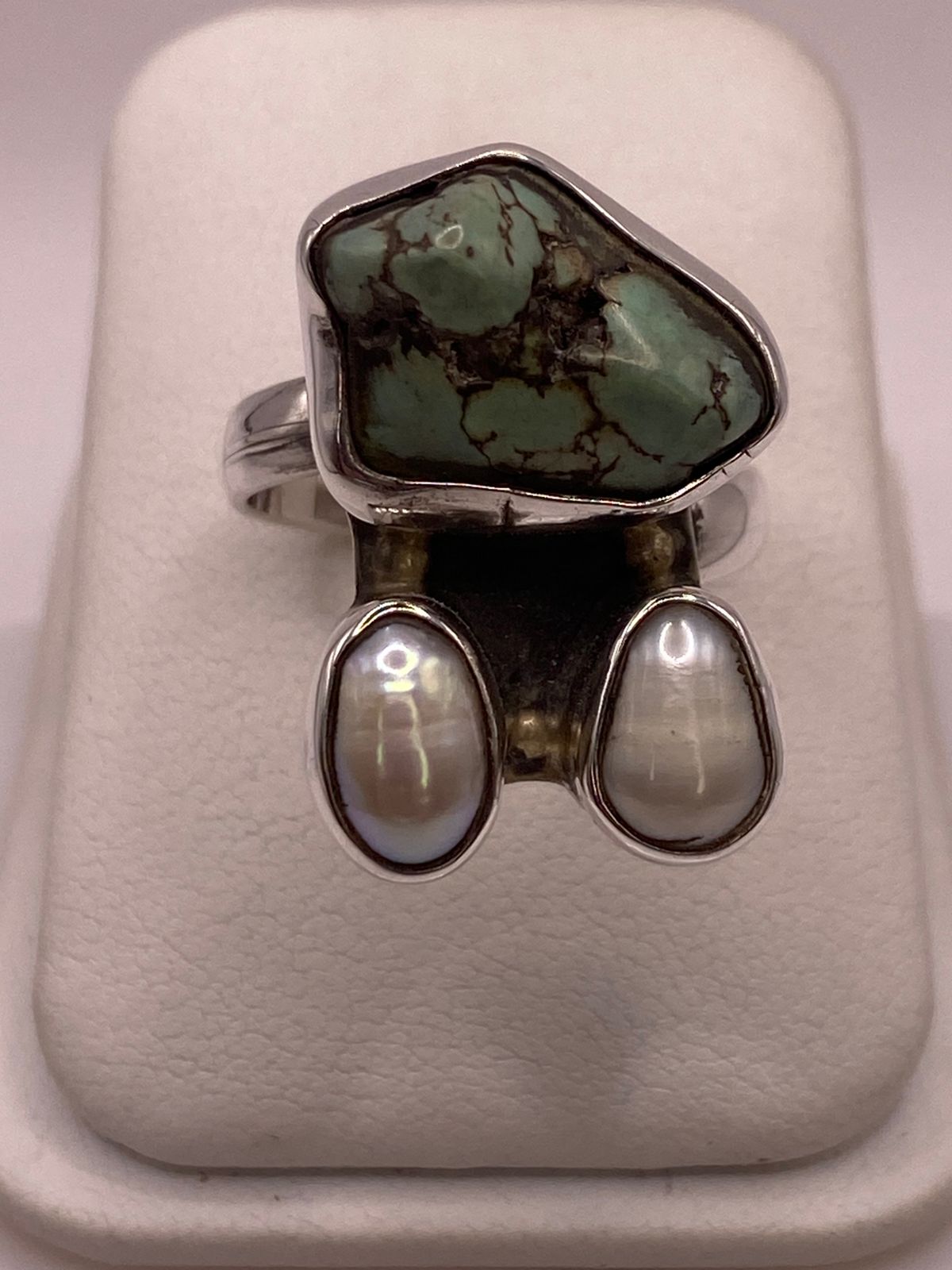 Anillo Artístico de Plata Ley 925 con Turquesa y Perlas