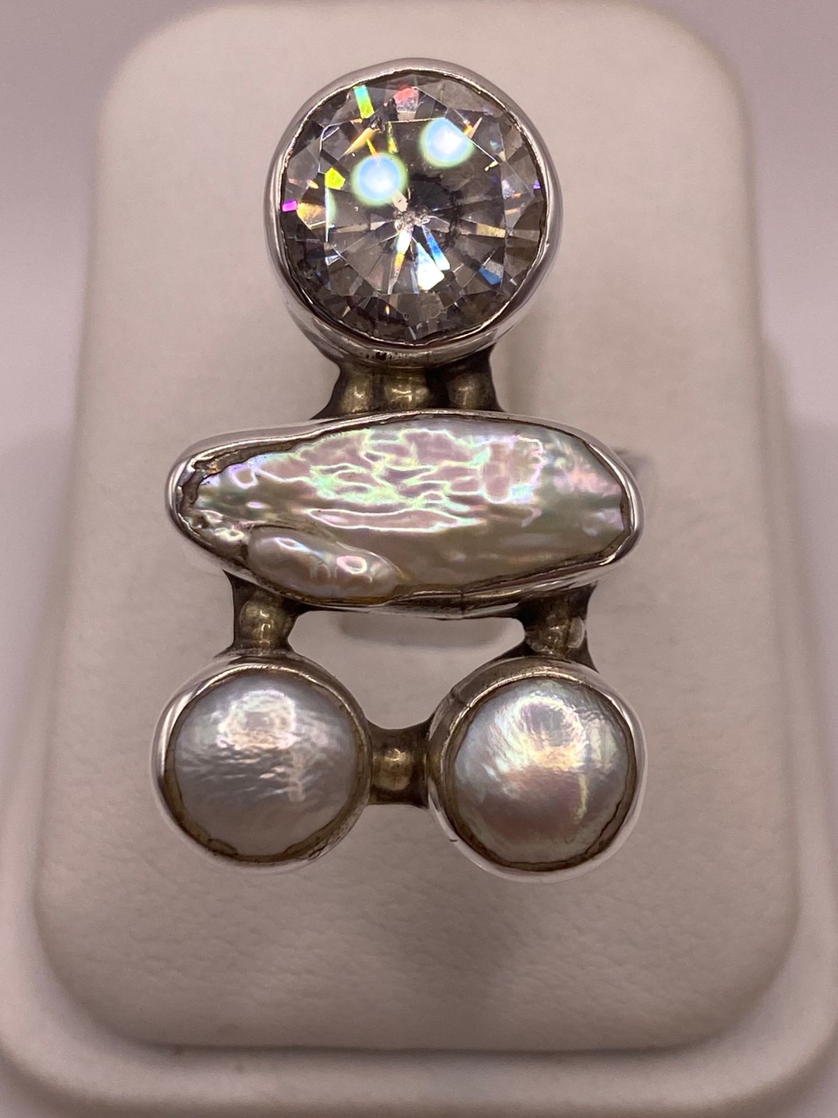 Anillo Artístico de Plata Ley 925 con Zirconia, Madreperla y Perlas